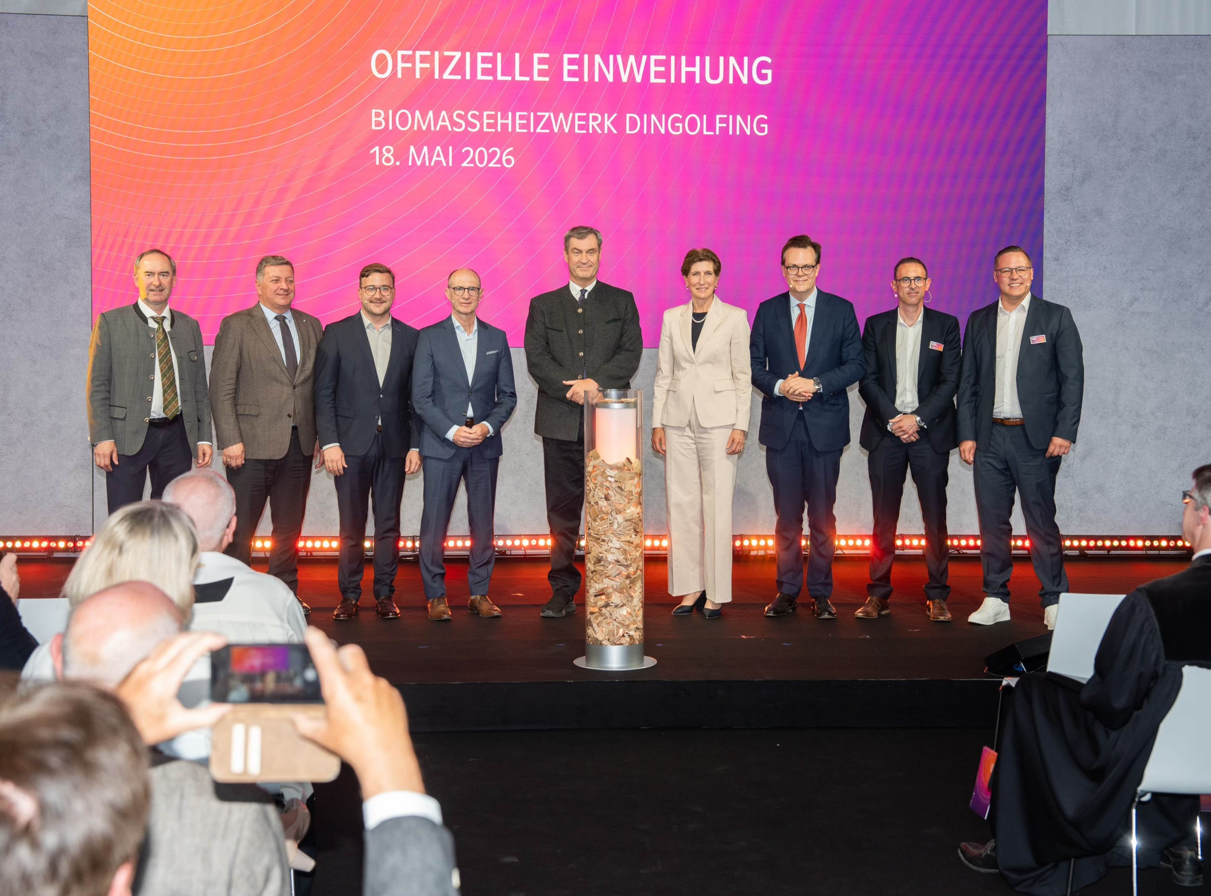 Das Biomasseheizwerk in Dingolfing wurde offiziell in der Stadt Dingolfing eingeweiht: (v.l.n.r.) Staatsminister Hubert Aiwanger, Staatsminister Christian Bernreiter, Bürgermeister Valentin Walk, Dr. Egon Westphal Vorstandsvorsitzender der Bayernwerk AG, Ministerpräsident Markus Söder, BMW-Vorstand Ilka Horstmeier, E.ON Energy Infrastruction Solutions Vorstand Marten Bunnemann sowie die Geschäftsführer des neuen Heizwerks, Stefan Pscheidl und Robert Heider.