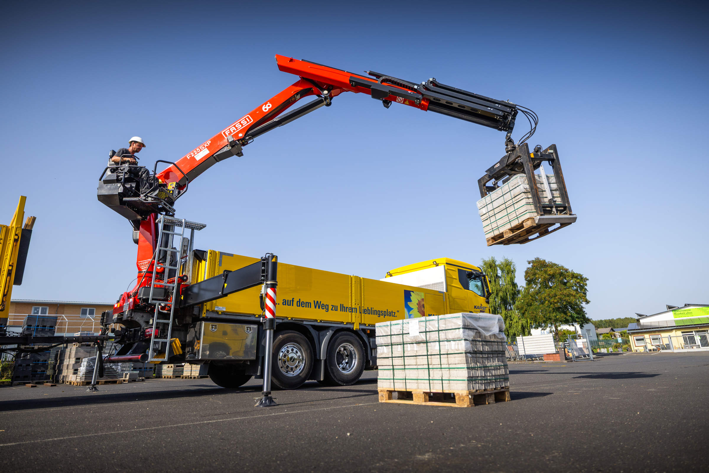 Der Baustoffkran der neuesten Generation ist darauf ausgelegt, Materialien schneller, sicherer und präziser zu bewegen.