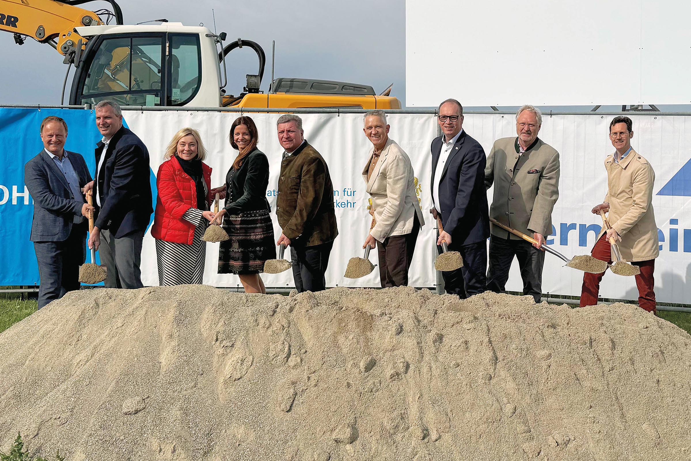 Haben sich für den Spatenstick in Grafing bei München eingefunden (von links): Robert Niedergesäß (Landrat des Landkreises Ebersberg), Christian Bauer (Erster Bürgermeister von Grafing), MdL Doris Rauscher, Kristina Frank (Geschäftsführerin der Baunova Bayern GmbH), Bayerns Bauminister Christian Bernreiter, MdL Thomas Huber, MdL Martin Behringer (stellvertretender Aufsichtsratsvorsitzender der Baunova Bayern GmbH), Dr. Ernst Böhm (Gründungsgesellschafter B&O Gruppe) und Fabian König (Geschäftsführer der BayernHeim GmbH).