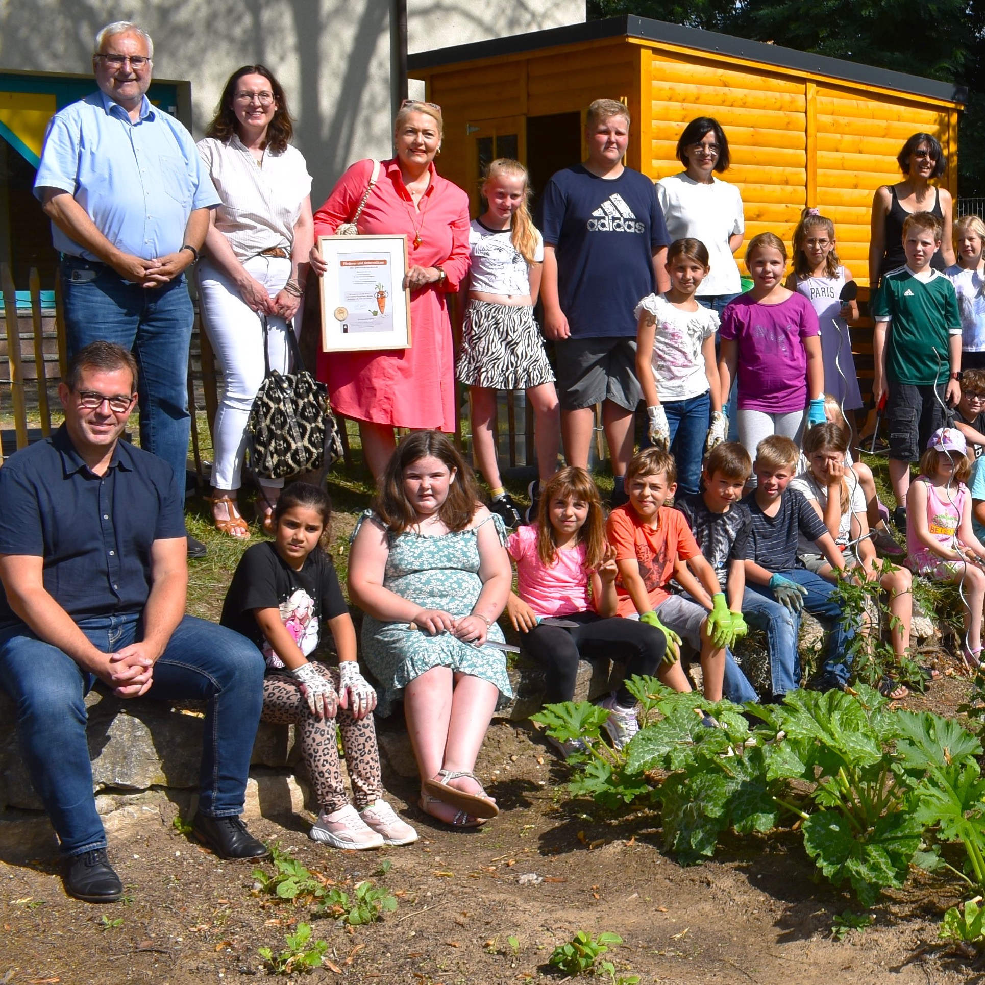 Die am Bildungsprogramm Gemüse-Ackerdemie Beteiligten sowie Christina Häußer von Naturinform (hinten zweite von links), die die Urkunde für Lernortförderung für Naturinform erhält.