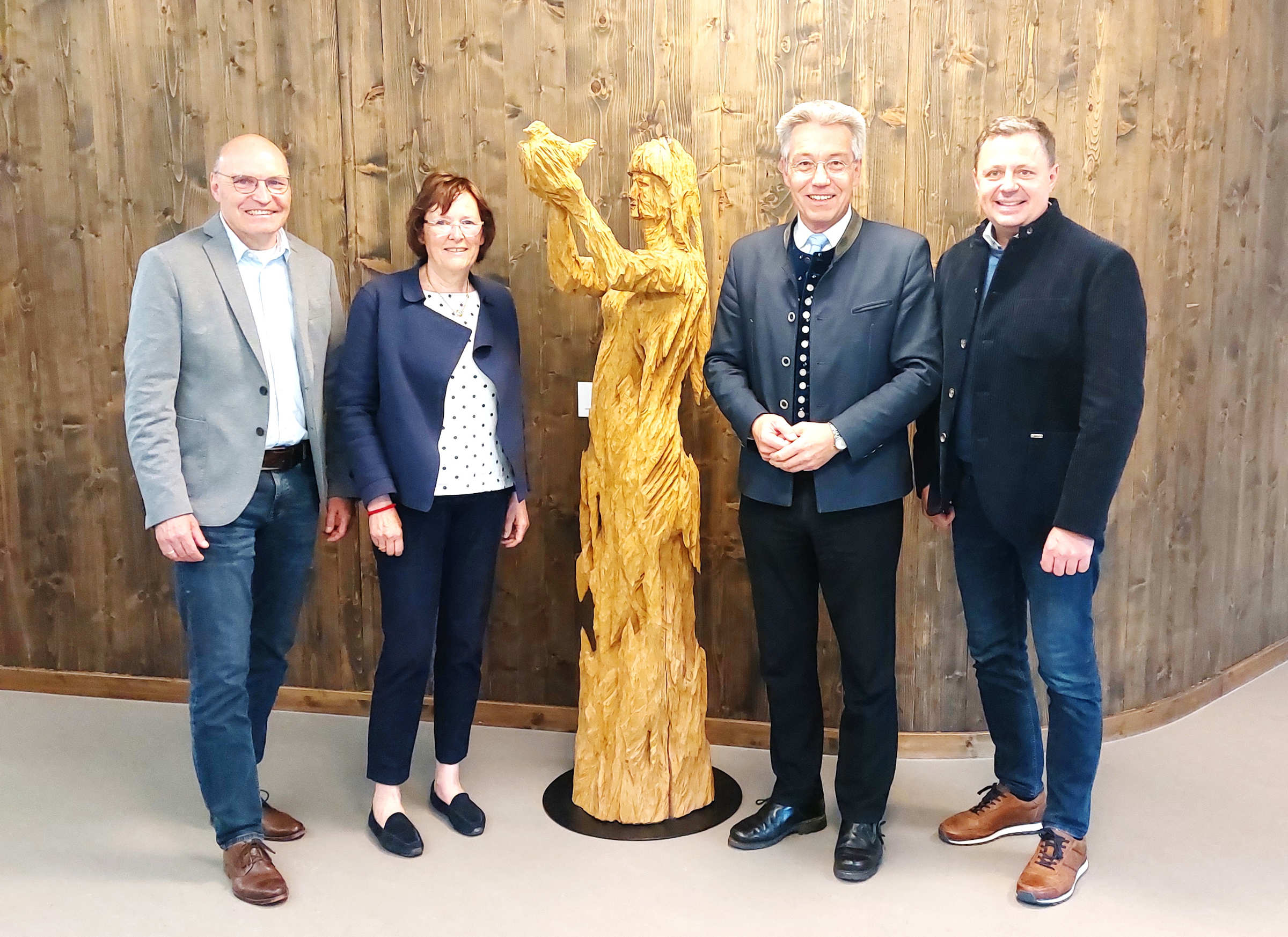 Stefan Scheck, Vorstand Chiemseehospiz gKU, Gabriele Leicht, Dritte Bürgermeisterin Stadt Rosnmeheim, Otto Lederer, Landrat Rosenheim und neuer und alter Verwaltungsratsvorsitzender, Michael Koller, neuer Landrat BGL und neuer Zweiter Verwaltungsratsvorsitzender bei der von Andreas Kuhnlein geschaffenen Skulptur „Mensch mit Taube“.