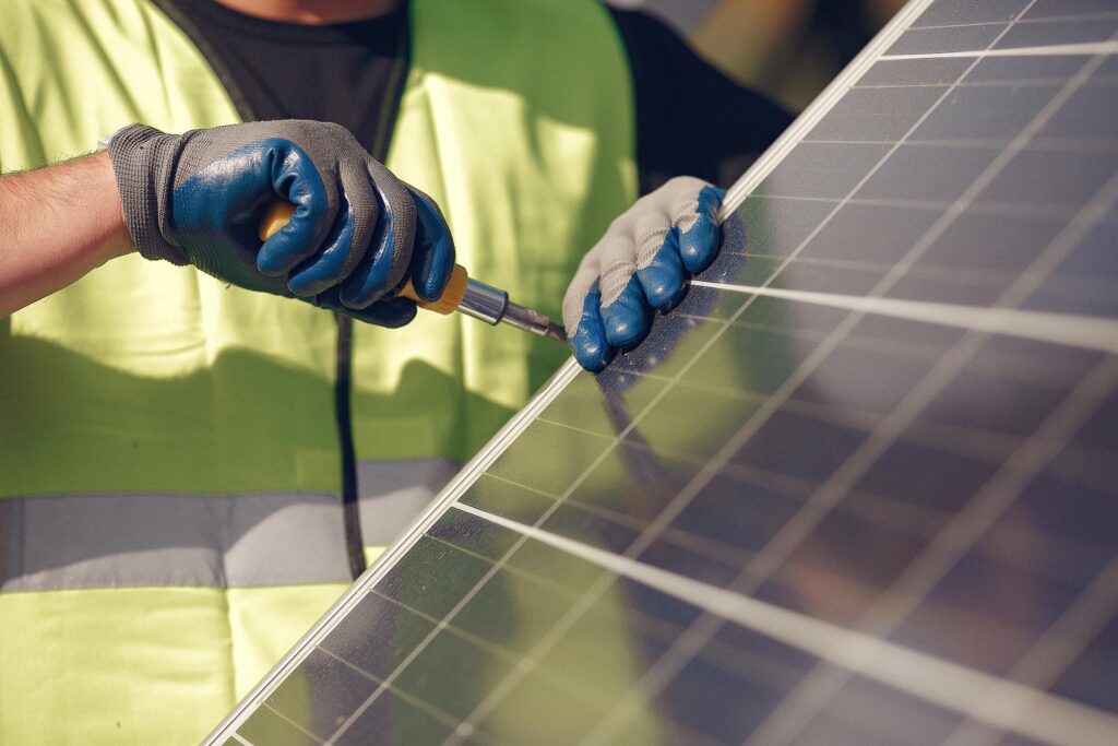 Mann montiert eine Solar-Panele.