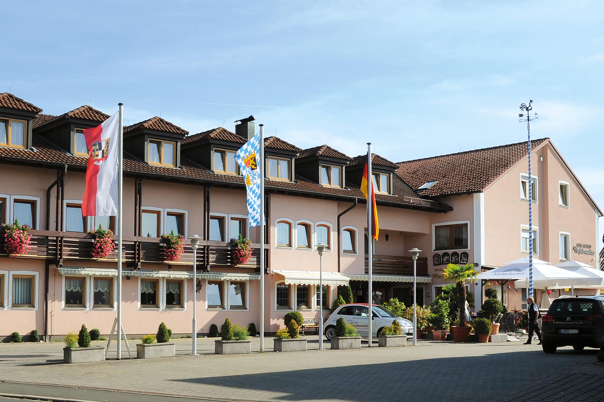 Das familiengeführte Hotel Vier Jahreszeiten in Breitengüßbach bei Bamberg wartet mit einer ruhigen Lage auf, die ein idealer Ausgangspunkt für vielfältige Unternehmungen in Franken ist.