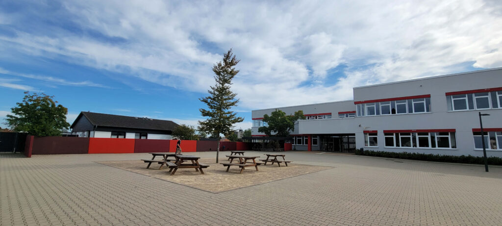 Der aktuelle Blick zum Haupteingang beim IGS Gifhorn (Integrierte Gesamtschule).