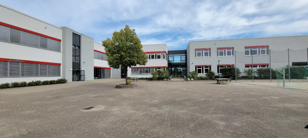 Der zentrale Schulhof der IGS Gifhorn stellt sich aktuell als fast vollständig versiegelte Fläche dar und soll umfangreich umgestaltet werden.