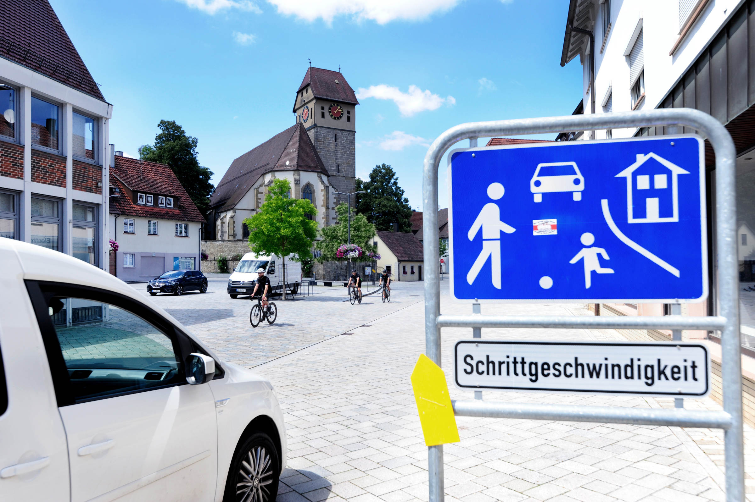 Aktuell beschäftigt sich die Gemeinde insbesondere mit der sicheren Gestaltung von Schulwegen und wichtigen Alltagsrouten. Dabei steht Magstadt vor der Aufgabe, begrenzte Verkehrsflächen zwischen unterschiedlichen Nutzungsansprüchen sinnvoll aufzuteilen.