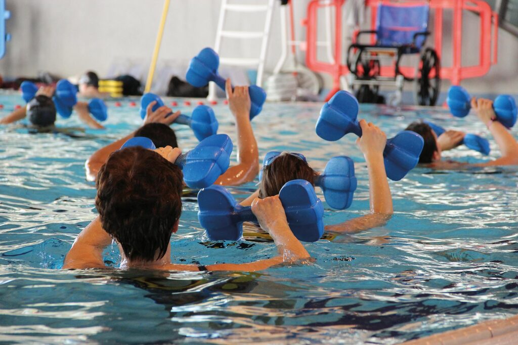 Wassersporttherapien bieten gesundheitliche  Vorteile, denn sie gelten als sehr gelenkschonend.