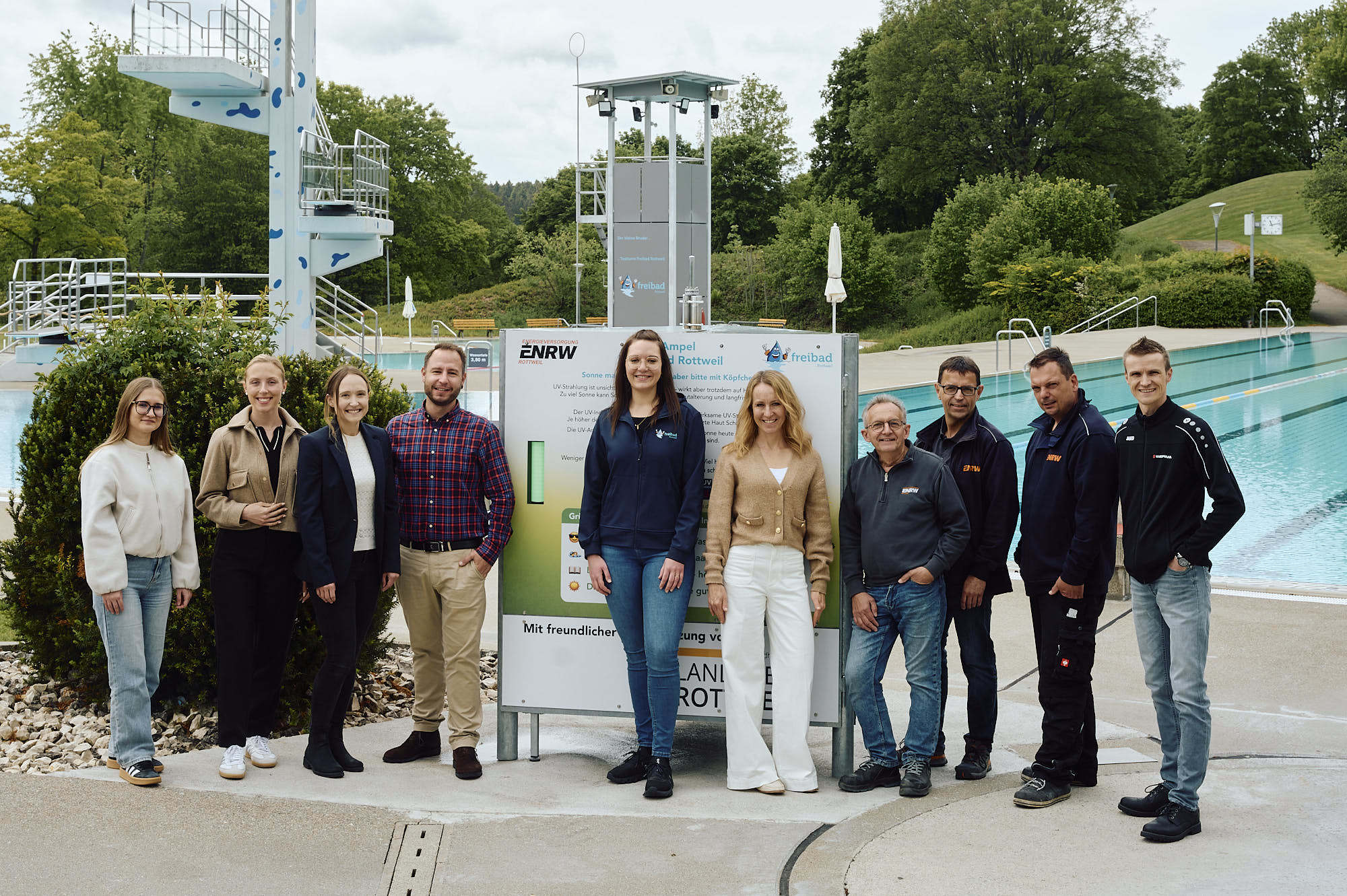 Die neue UV-Ampel im Freibad in Rottweil ist eine innovative Lösung, sie zeigt den Badegästen ab sofort eine leicht verständliche Echtzeit-Anzeige zur aktuellen UV-Belastung an. Eine Idee die gemeinsam mit der ENRW, dem Gesundheitsamt Rottweil und WERMA Signaltechnik entstanden ist.