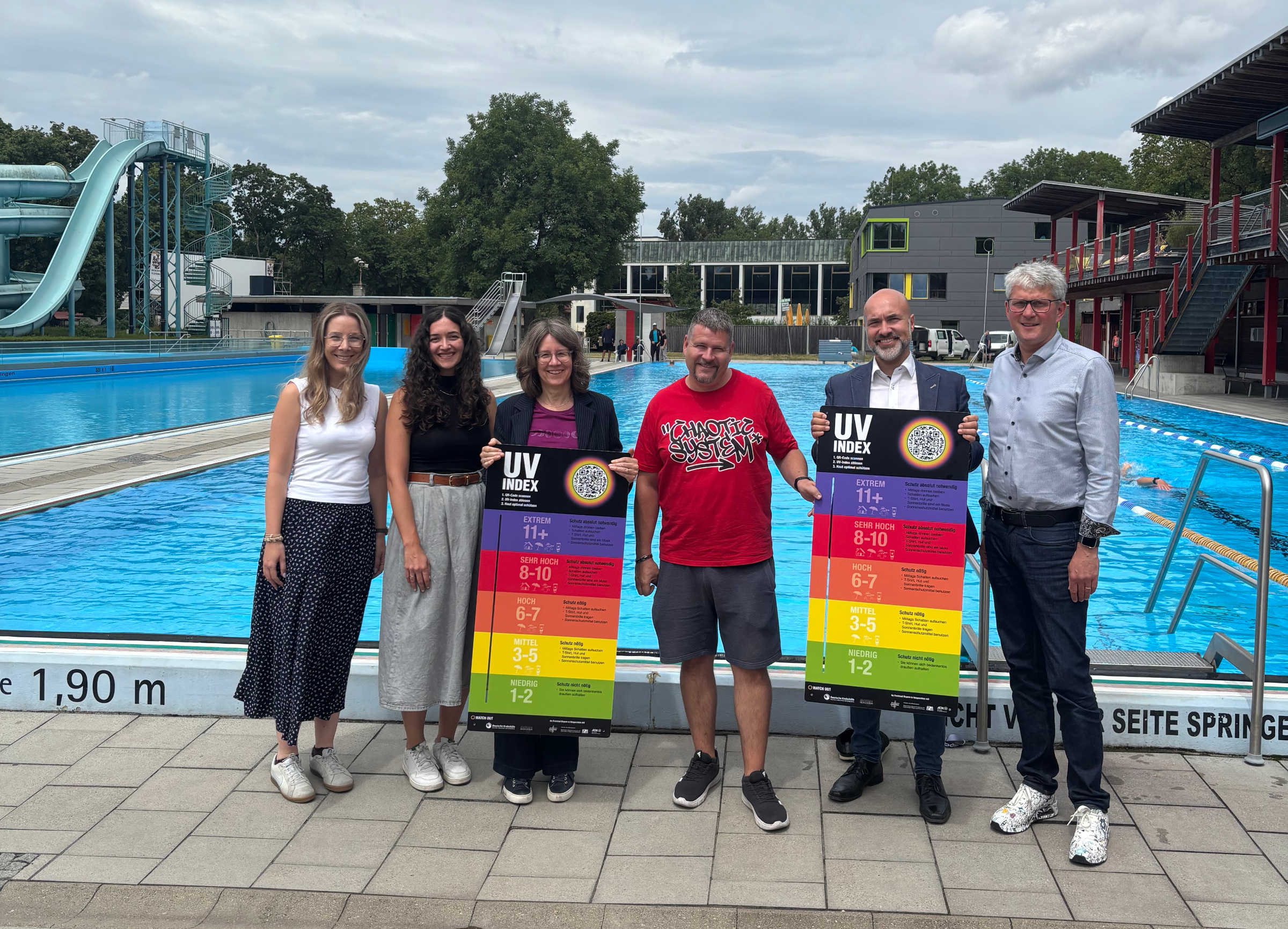 Gemeinsam für mehr UV-Schutz (v. l.): Sarah Fritz (Geschäftsstellenleitung Gesundheitsregionplus), Veronika Murr (AOK Augsburg), Silke Klos-Pöllinger (Beiratsvorsitzende AOK Bayern), Christian Pschera (Betriebsleiter Familienbad), Martin Schenkelberg (Gesundheitsreferent Stadt Augsburg), Alfred Heigl (Direktor AOK Augsburg).