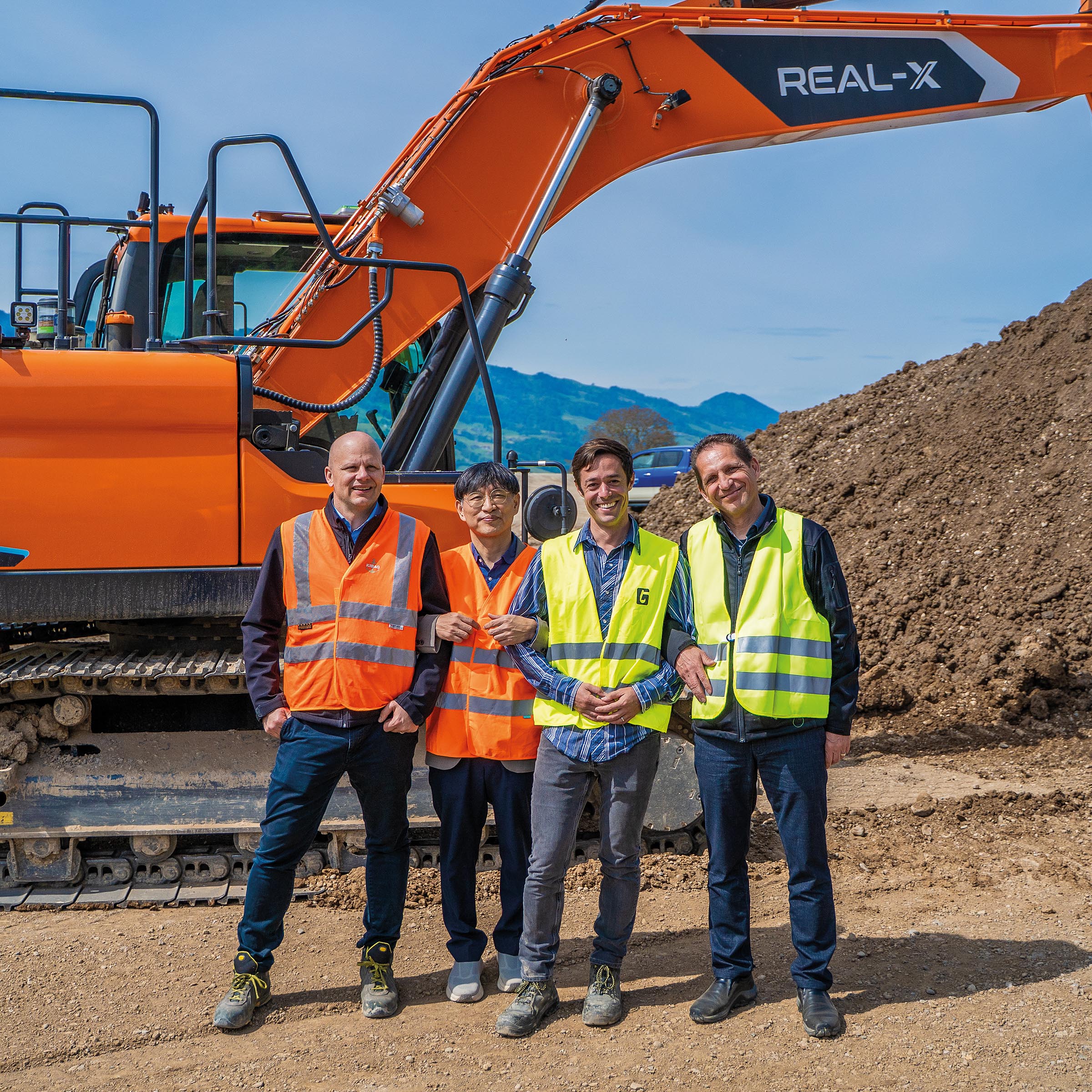 Eine vertrauensvolle Zusammenarbeit zwischen Partnern (von links): Christoph Duijts (CEO/KIBAG), Panyoung 'Peter' Kim (Senior Vice President / HD XiteSolution), Ryan Luke Johns (Robotics Field Engineer/Gravis Robotics) und Urs Helbling (CEO/AG für Baumaschinen Schmerikon)
