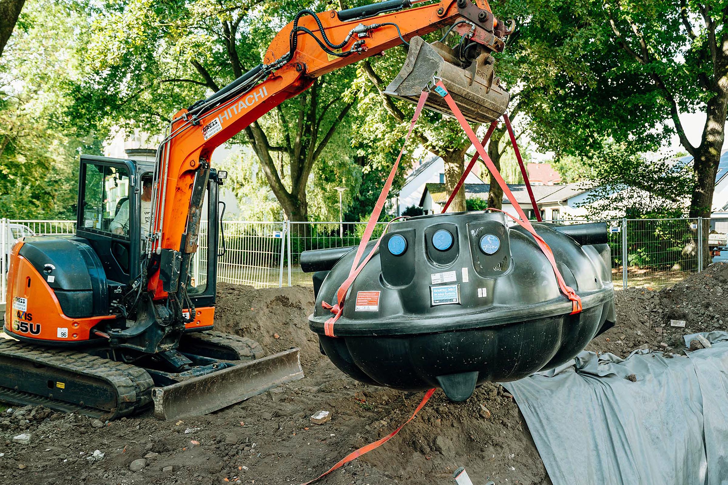 Einbau des Flachtanks Neo, in dem später Regenwasser für die gepflanzten Bäume gespeichert wird.