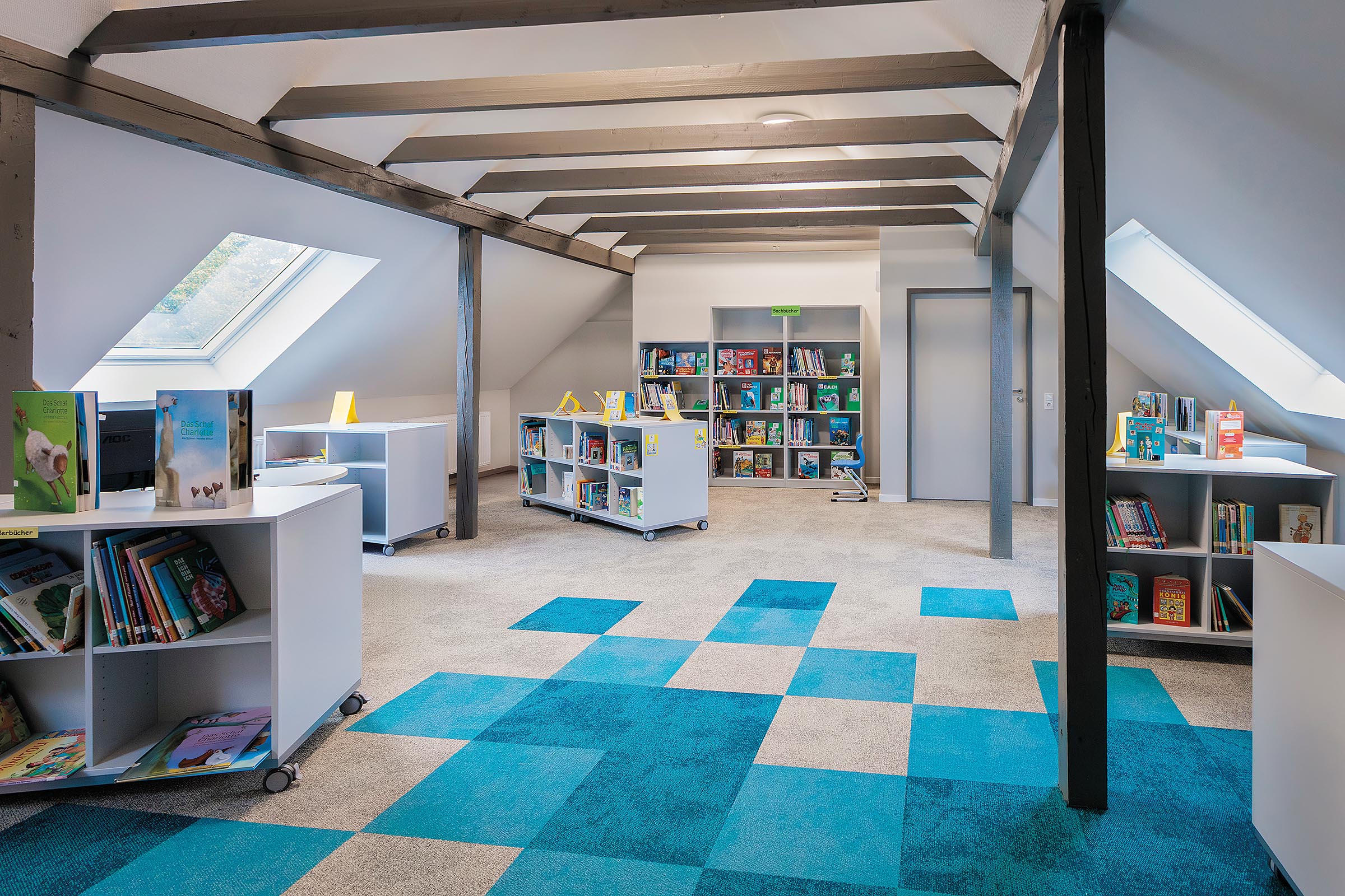 In der Marienschule Oythe in Vechta wurden für den Bodenbelag farbenfrohe Teppichfliesen von Interface verwendet.