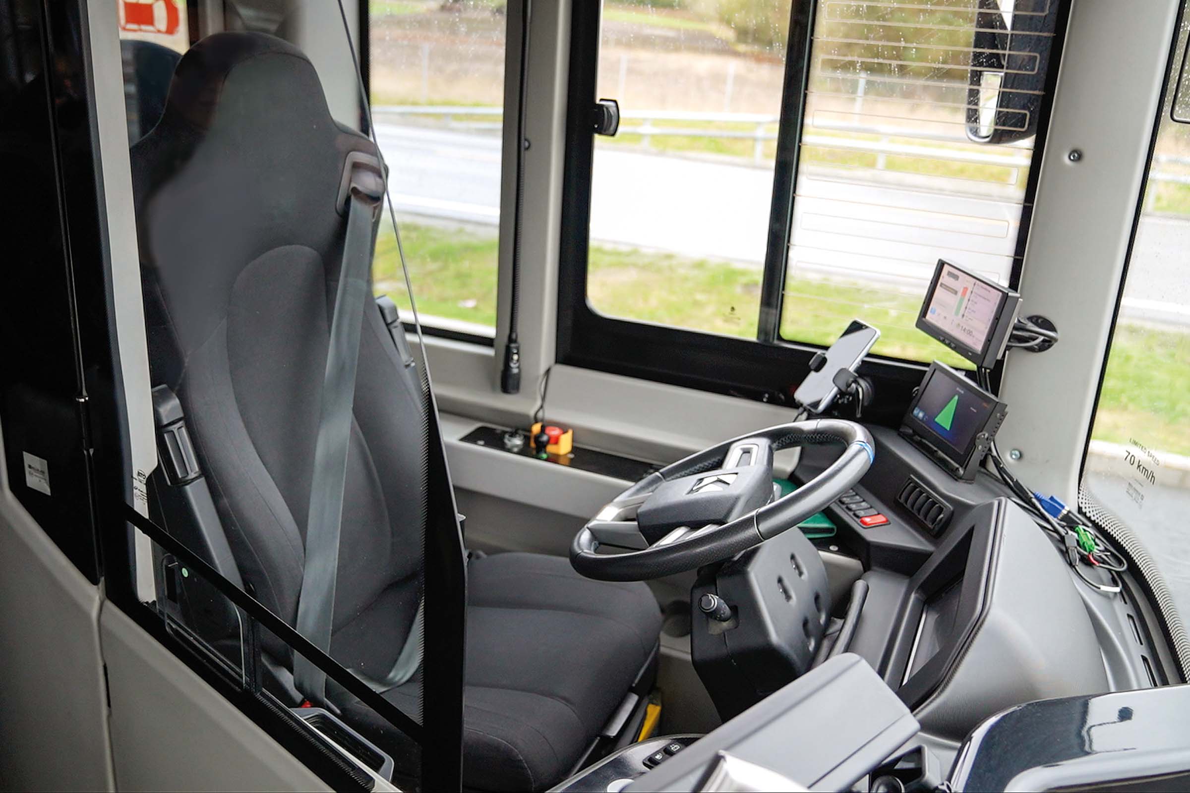 Eine ungewohnte Situation für mitfahrende Gäste: Der Bus in Stavanger fährt autonom, also ohne Fahrer.