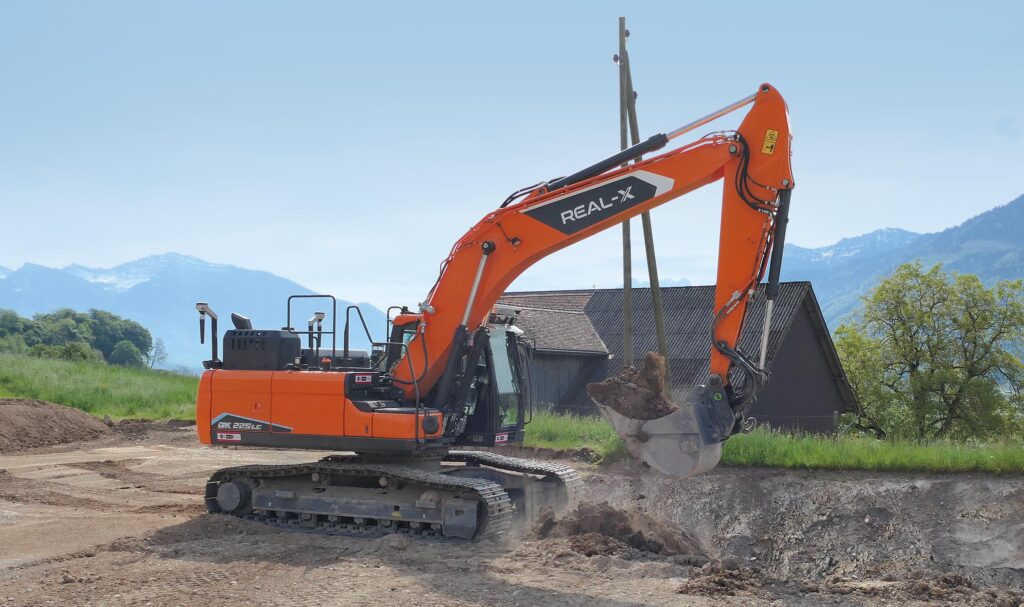 Der autonom arbeitende DEVELON-Real-X-Kettenbagger DX225LC beim Praxiseinsatz im ehemaligen Steinbruch der 
KIBAG im schweizerischen Tuggen