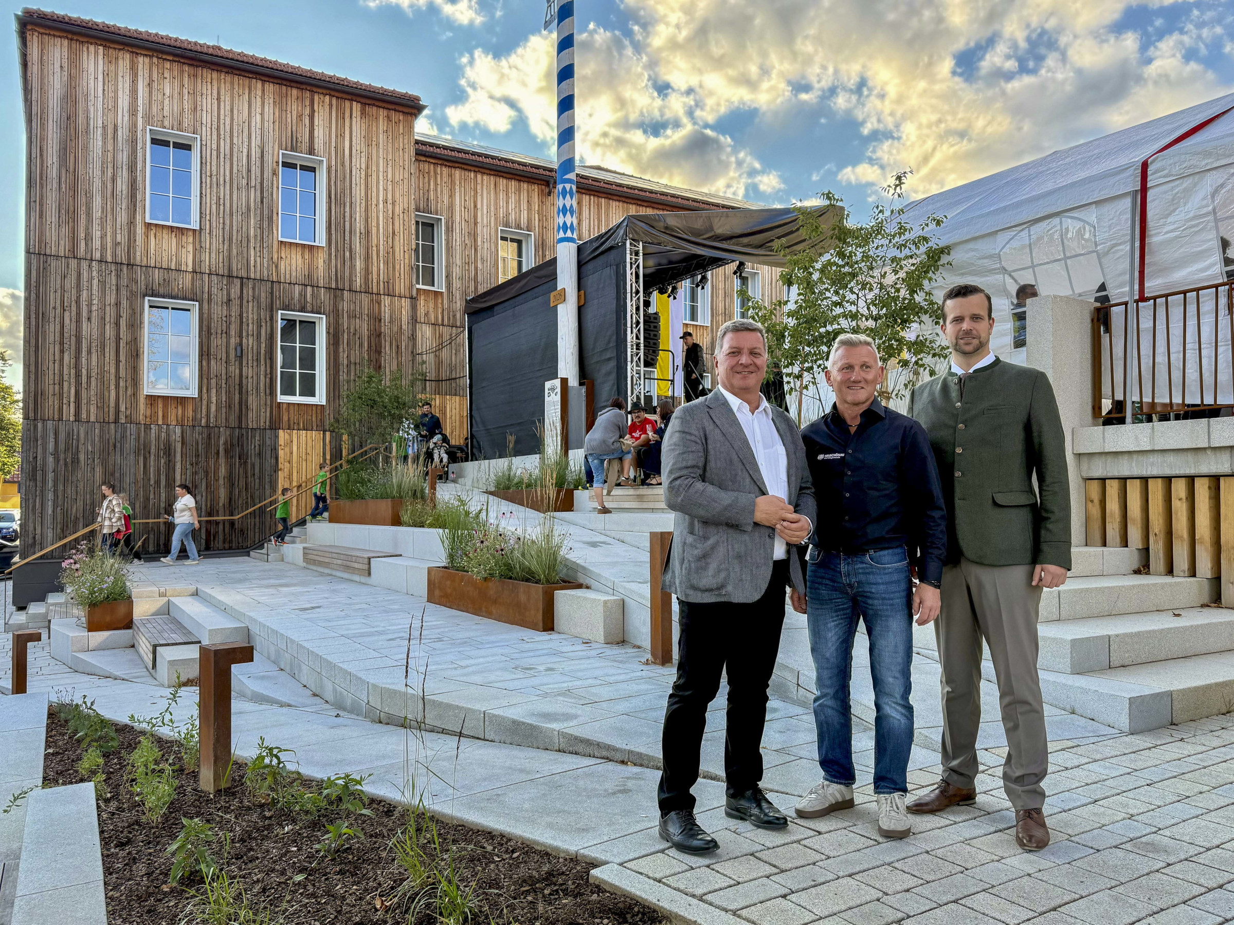 Bayerns Bauminister Christian Bernreiter, Alfons Schinabeck, 1. Bürgermeister der Gemeinde Neuschönau, und Simon Stockinger, stv. Landrat des Landkreises Freyung-Grafenau.