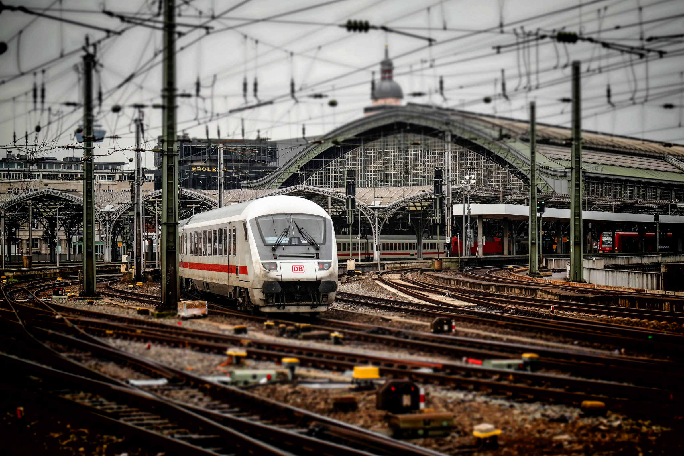 Blick über das Schienennetz auf den Kölner Hauptbahnhof und seine markante, Ende des 19. Jahrhunderts errichtete Eisen- und Glashalle.