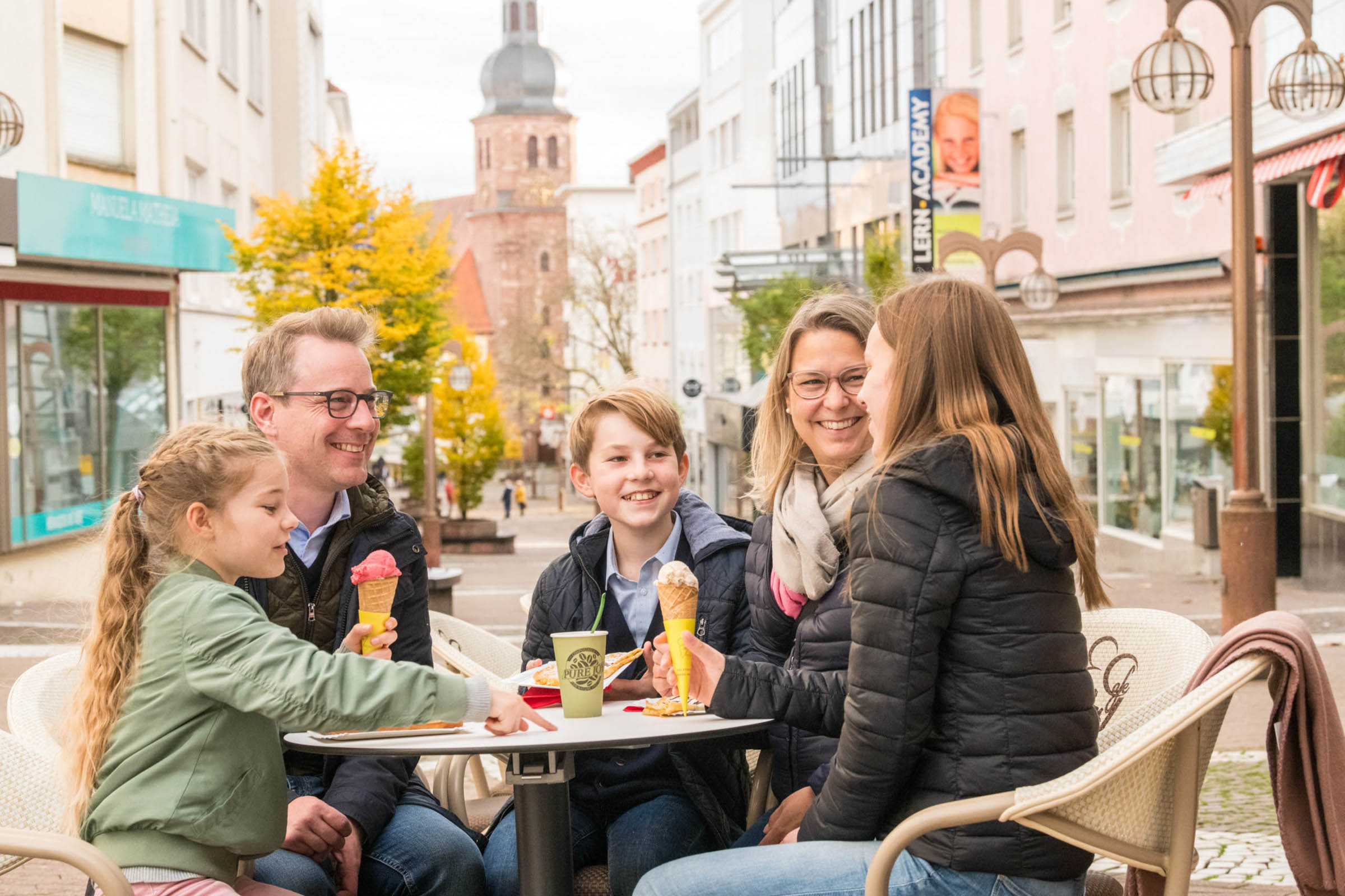 Impression vom Schloßplatz in der Fußgängerzone der Stadt Pirmasens.