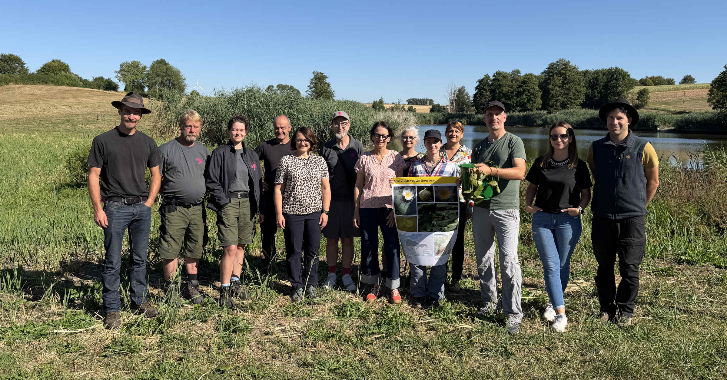Organisiert und begleitet wurde die Aktion von Fachleuten der Naturschutzverwaltung des Regierungspräsidiums Stuttgart (RPS) und der Wilhelma. In der Bildmitte stehen Bürgermeisterin Anja Schmidt-Wagemann aus Fichtenau, Volker Heß von der Wilhelma Stuttgart und Regierungspräsidentin Susanne Bay vom Regierungspräsidium Stuttgart.