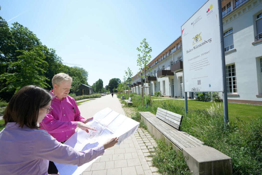 Das gesamte Areal Mühlbach in Offenburg sowie benachbarte Quartiere werden über ein gemeinsames Wärmenetz versorgt; zur Wärmeerzeugung werden erneuerbare Energieträger wie Wasserkraft und Photovoltaik sowie die Abwärme einer industriellen KWK‑Anlage eingesetzt.