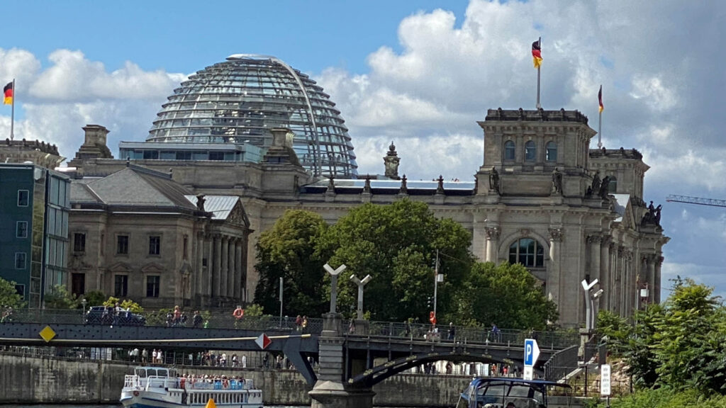 Vom Reichstagsgebäude bis zur Museumsinsel: Berlin gehört zu den wichtigsten Städtereisezielen Europas. Damit Besucherströme, Mobilität und Aufenthaltsqualität funktionieren, sind kontinuierliche Investitionen in die touristische Infrastruktur erforderlich.