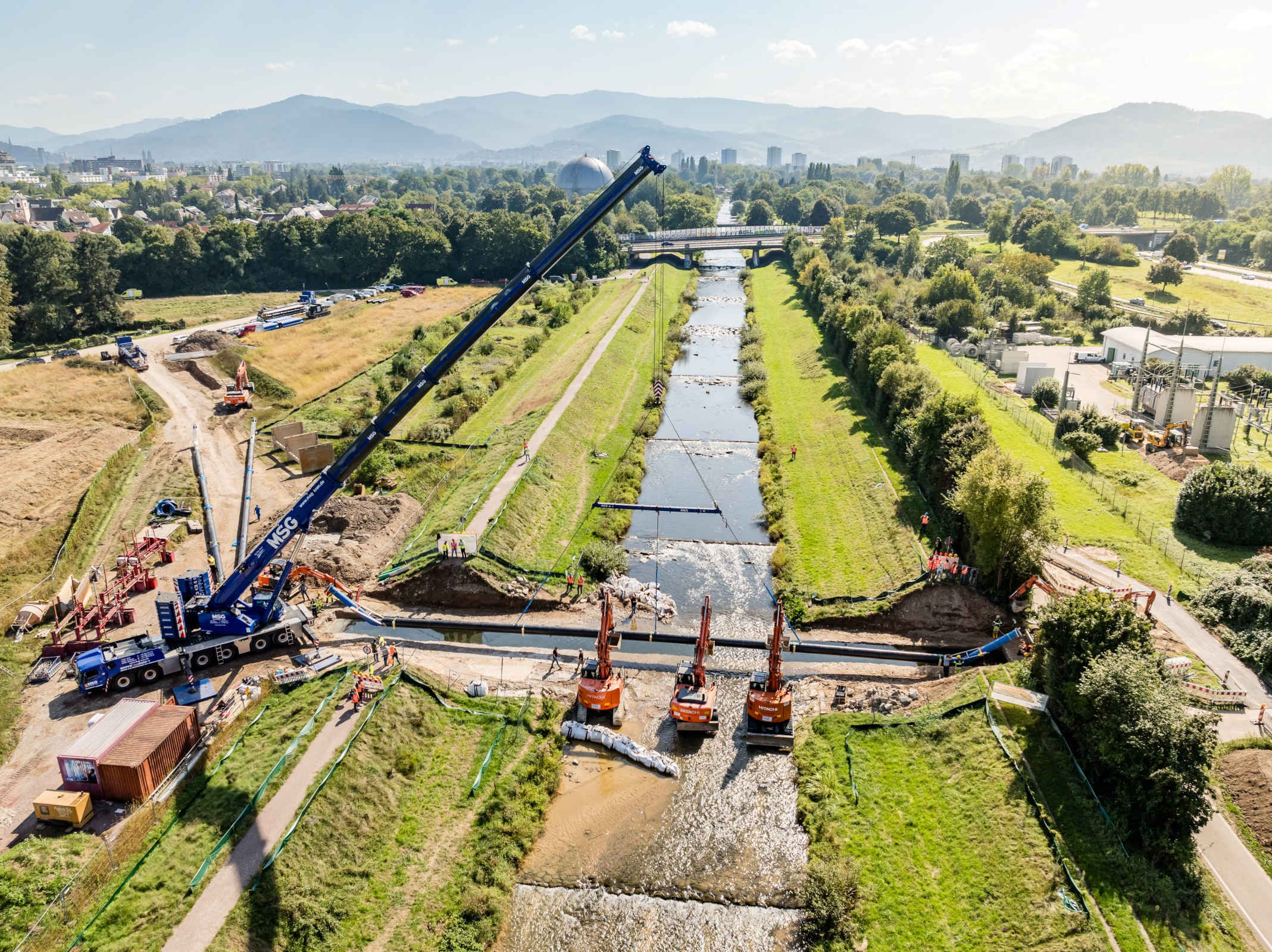 Verbindung für die Wärmewende: Mit der Dreisamquerung entsteht ein wichtiger Lückenschluss im Freiburger Fernwärmenetz. Die Leitung verbindet Wärmequellen wie Cerdia mit den Wärmeverbünden und schafft die Voraussetzung, industrielle Abwärme über Stadtteilgrenzen hinweg effizient zu nutzen.