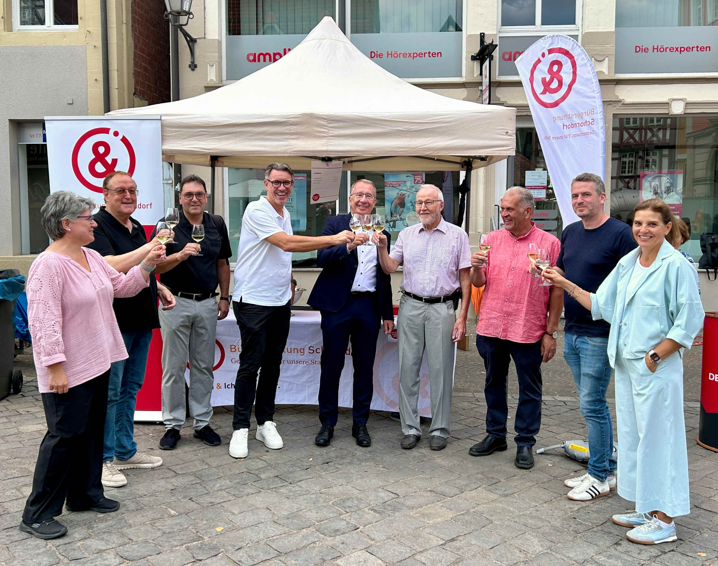 Gemeinsames Anstoßen auf den neuen Bürgerstiftungswein: Beate Härer, Dr. Johannes Bergner, Joachim Binder, Thorsten Englert, Holger Wüst, Rainer Brechtken, Christoph Sugg, Felix Ellwanger und Susanne Krämer (von links).