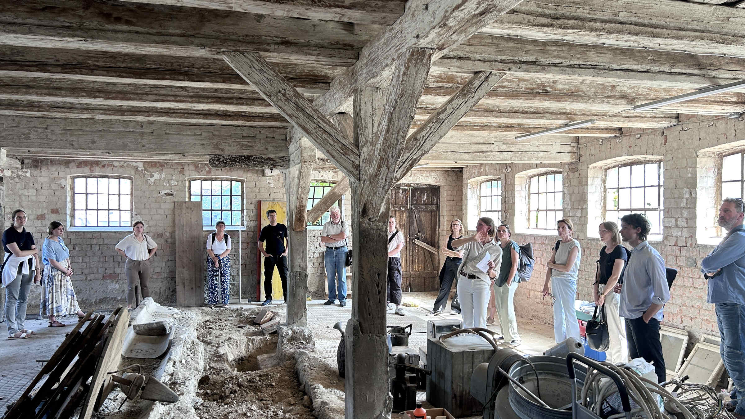Bei der Besichtigung erläuterte Architektin Vanessa Küpper die denkmalgerechte Sanierung der ehemaligen Gemeindeschäferei.