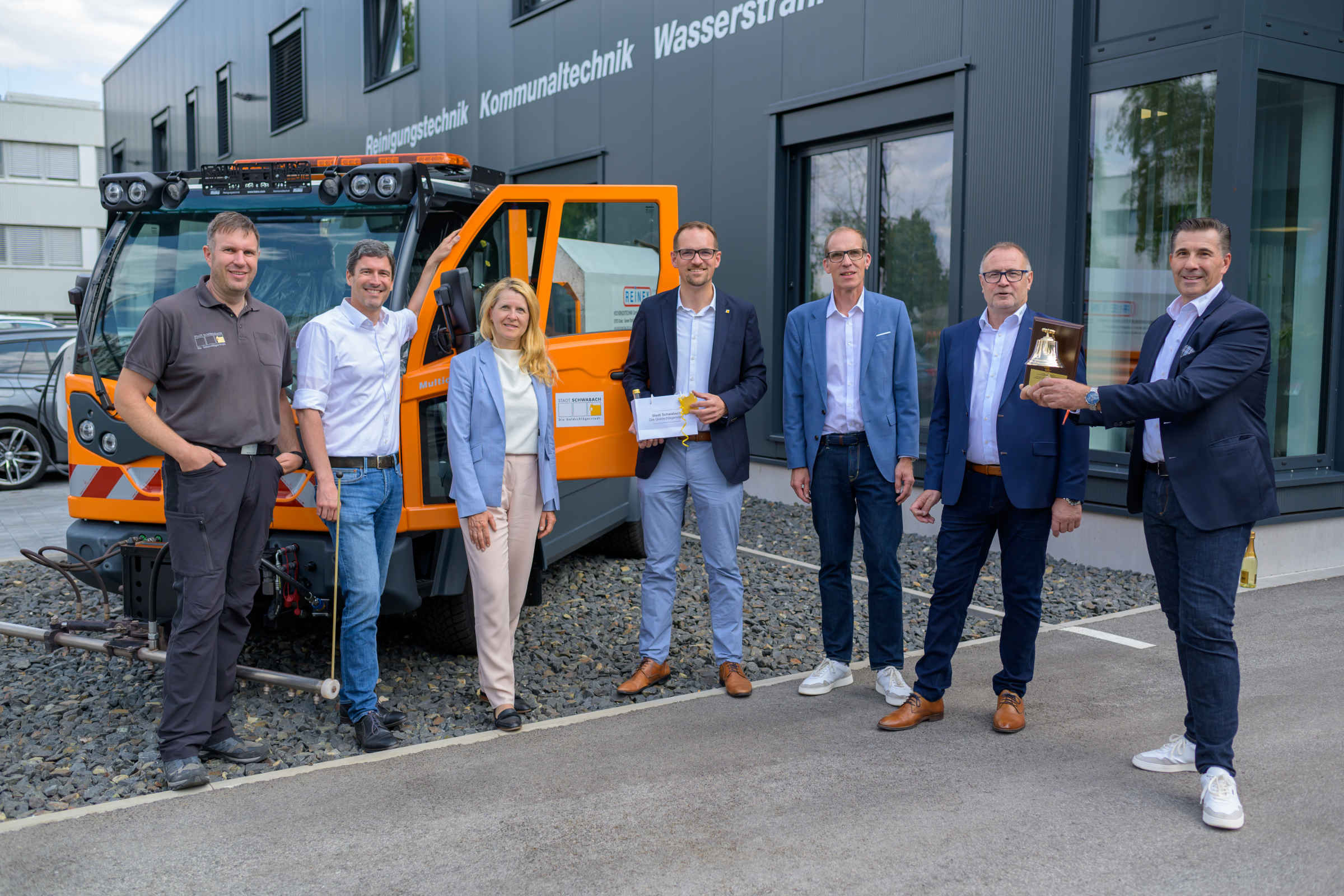 Niederlassungsleiter Peter Partenheimer (rechts) begrüßt die Gäste der Stadt Schwabach (von links): Richard Kolb (Technischer Betriebsamtsleiter), Mathias Eitel (Leiter Baubetriebsamt), Stefanie Rother (Referentin für Finanzen und Wirtschaft) und Peter Reiß (Oberbürgermeister) sowie Hako-Geschäftsführer Vertrieb und Marketing, Frank Ulbricht, (3. von rechts) und Hako-Vertriebsleiter Deutschland Günter Cottaeus (2. von rechts).