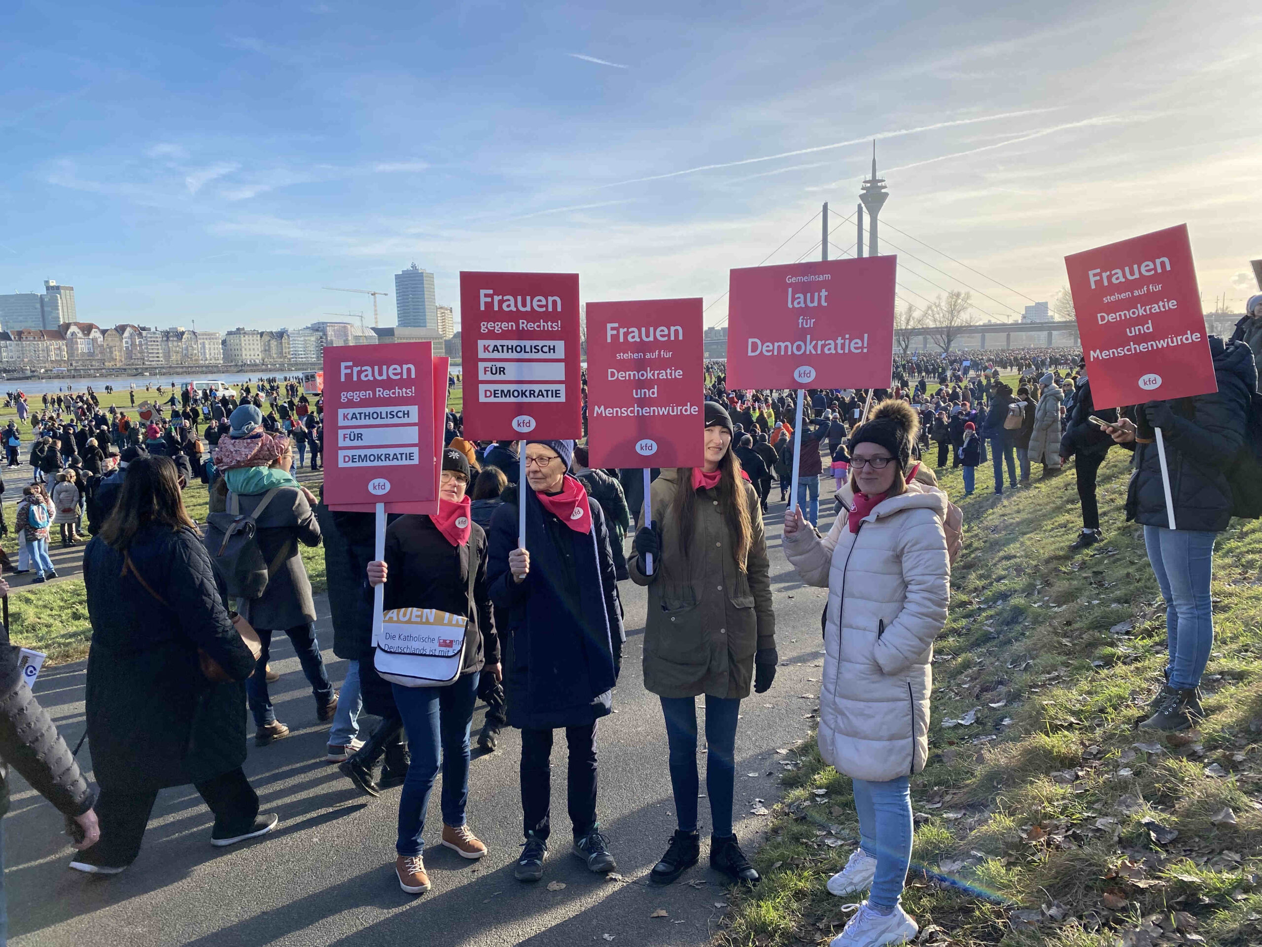„Gemeinsam laut für Demokratie!“ – Mitglieder der Katholischen Frauengemeinschaft Deutschlands (kfd) setzen auf den Düsseldorfer Rheinwiesen ein klares Zeichen gegen rechts.