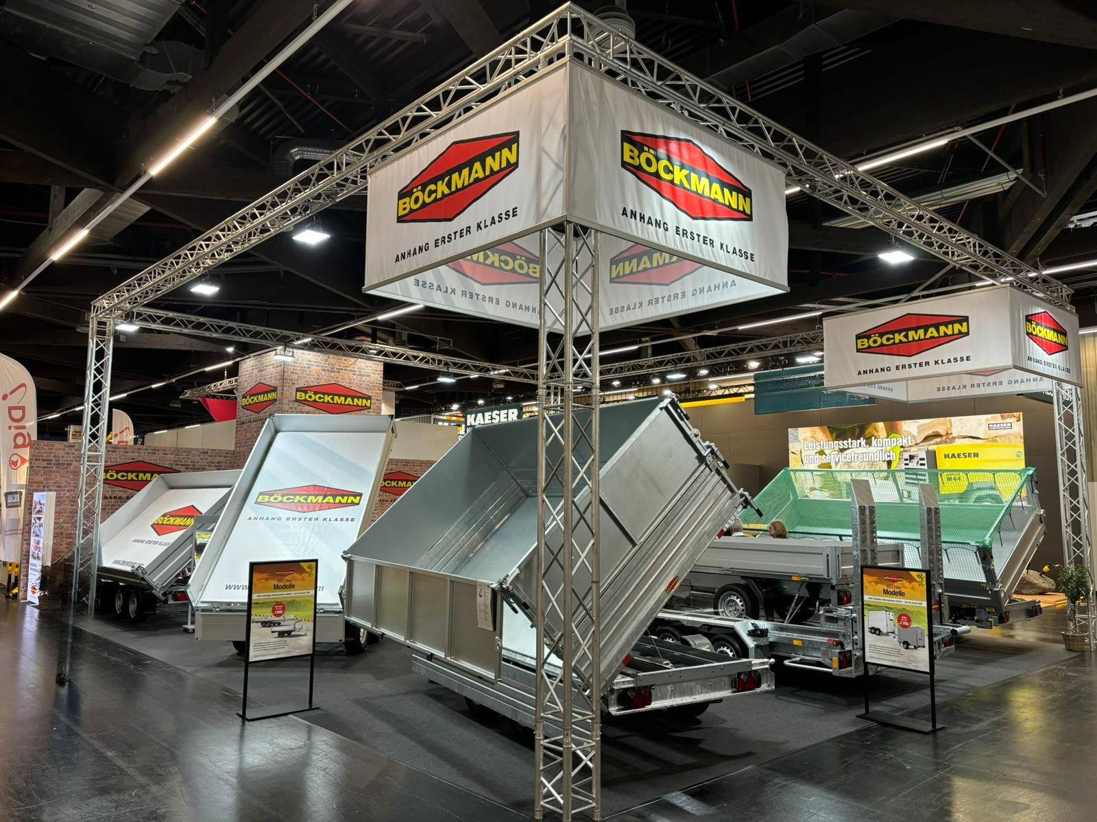 Der Böckmann Messestand mit einer Auswahl moderner Kipp- und Kastenanhänger.