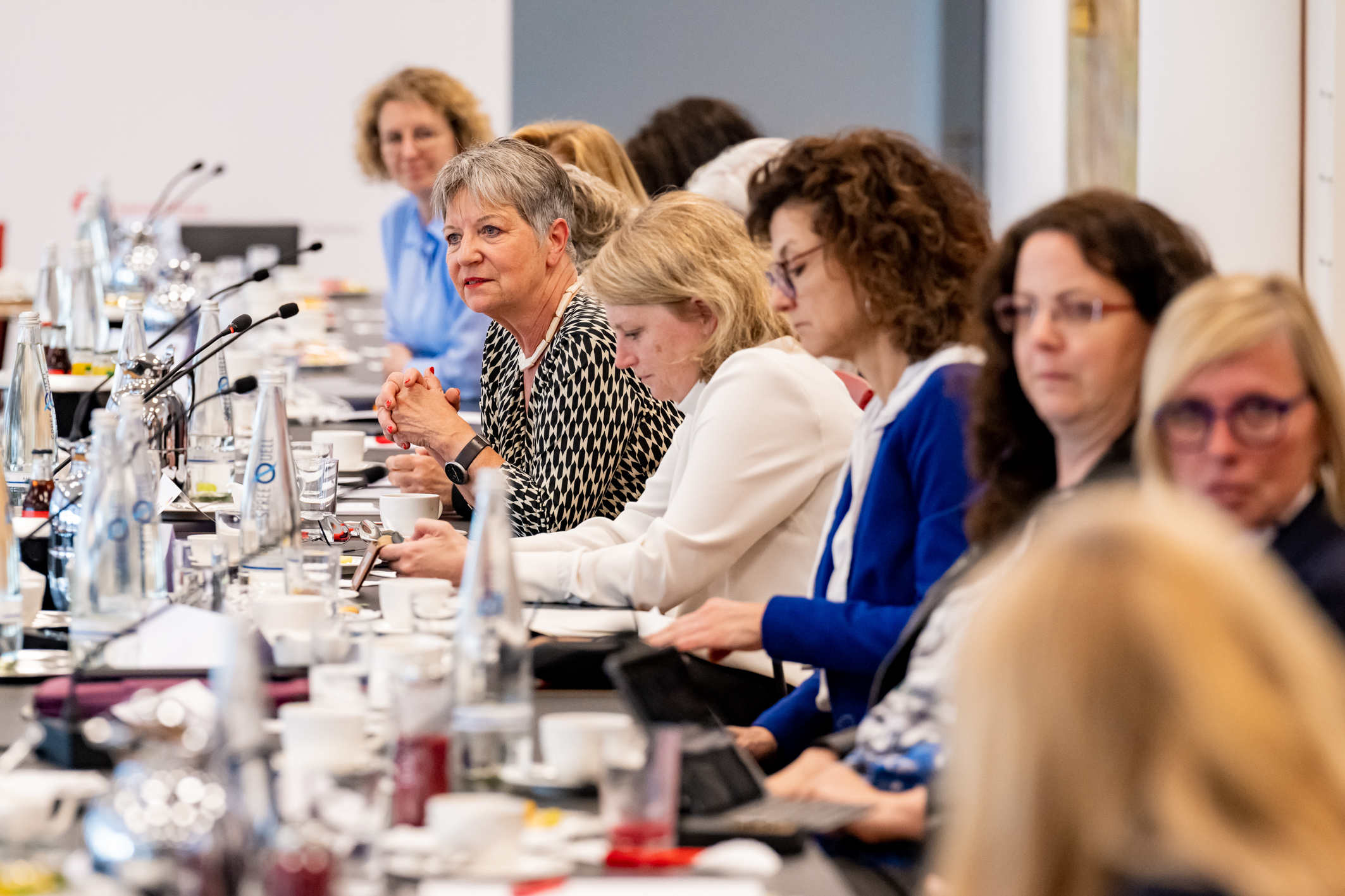 Im intensiven Austausch: Die Sitzung bietet Raum für konstruktive Debatten und das gemeinsame Erarbeiten zukunftsweisender Verbandsentscheidungen.