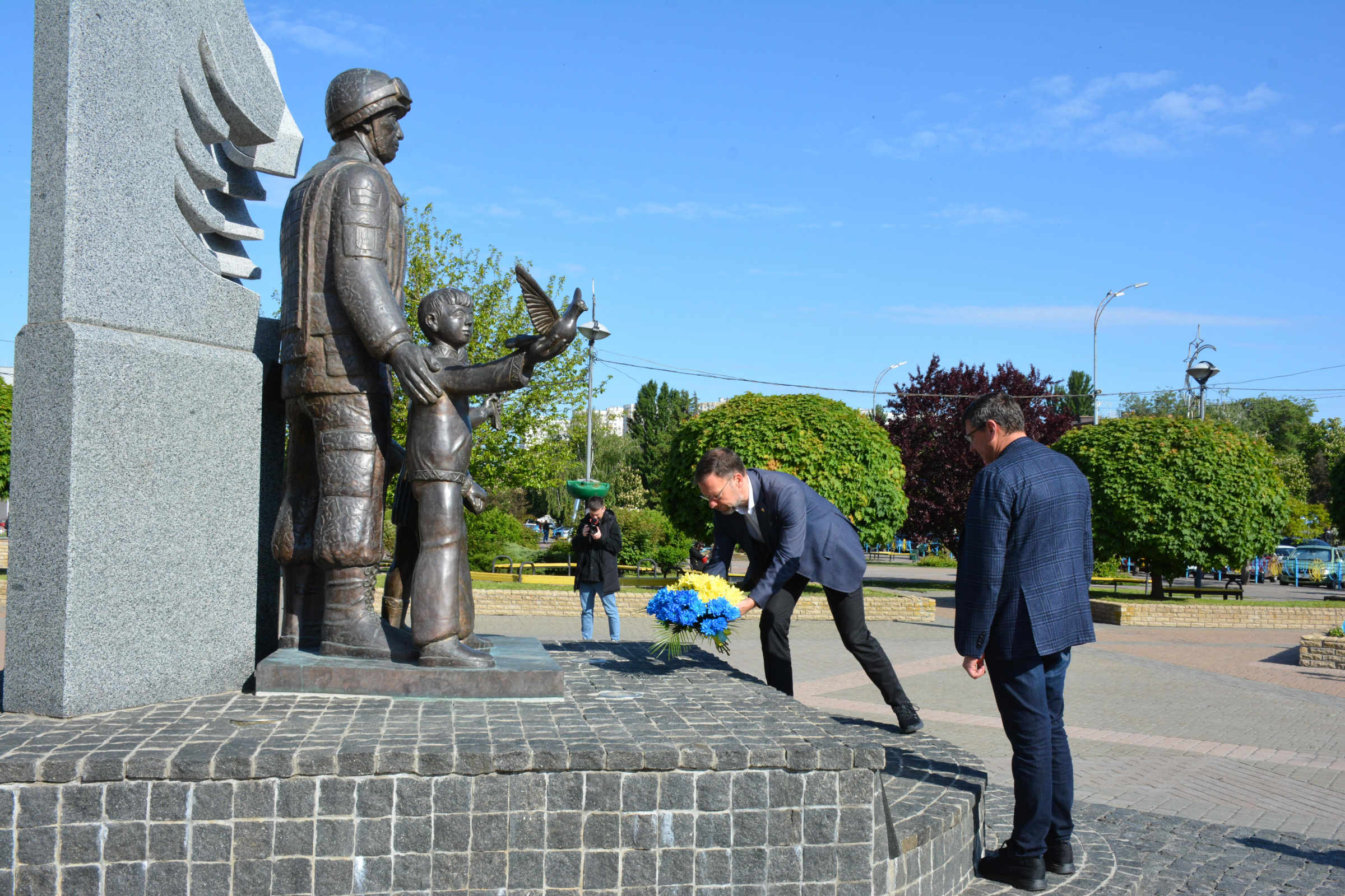 2025: Oberbürgermeister Dr. Nitzsche und Bürgermeister Sapozhko bei einer Kranz-Niederlegung auf dem Freiheitsplatz in Browary am Denkmal für Gefallene, die die Ukraine verteidigt haben.