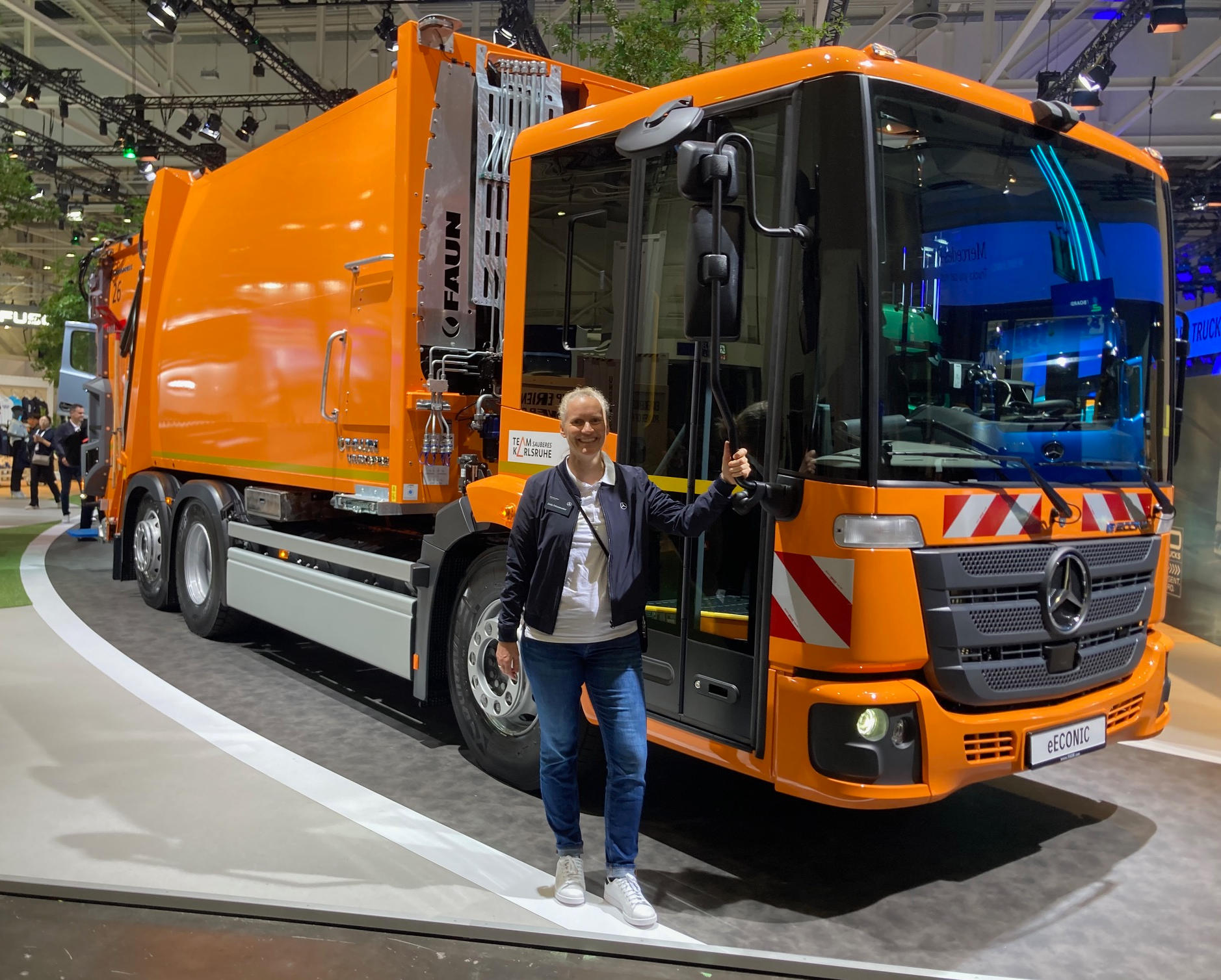 Linda Fritzenwanker, Produktmanagerin Mercedes-Benz Econic: „Mit einer Reichweite von rund 150 Kilometern bietet der vollelektrische eEconic 300 unseres langjährigen Kunden ‚Team sauberes Karlsruhe‘ maximale Zuverlässigkeit im urbanen Einsatz. Er deckt die täglichen Fahrstrecken von circa 100 Kilometern mühelos ab und sichert so eine lückenlose Performance im Kommunalbetrieb.“
