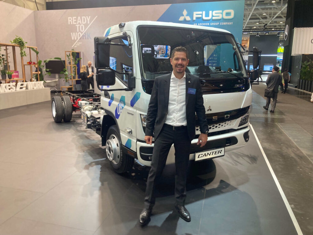 Internationale Führungskompetenz in Tokio: Andreas Deuschle, Senior Vice President International Sales and Customer Services bei Mitsubishi Fuso, begleitet den Übergang der Traditionsmarke in die neu geformte ARCHION Corporation. Die im Frühjahr 2026 gestartete Holding bündelt das asiatische Nutzfahrzeuggeschäft unter Beteiligung der bisherigen Muttergesellschaft Daimler Truck.