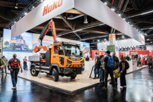 Hako auf der GaLaBau 2026, Multicar M41 mit Palfinger Kran.