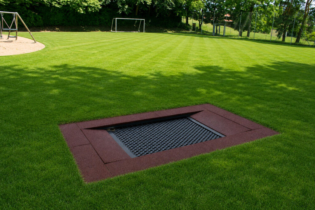 Ob Trampoline, Geräte mit Dreh-Wipp-Mechanik, Karussells, Schaukeln, Klettergeräte oder designorientierte Modelle wie Domizil, Quatrix, Tipi, Traumfänger, Hamsterrad, Kometenschweif oder Achterbahn – jedes Gerät verbindet Spielwert, Qualität und ein eigenständiges Erscheinungsbild.