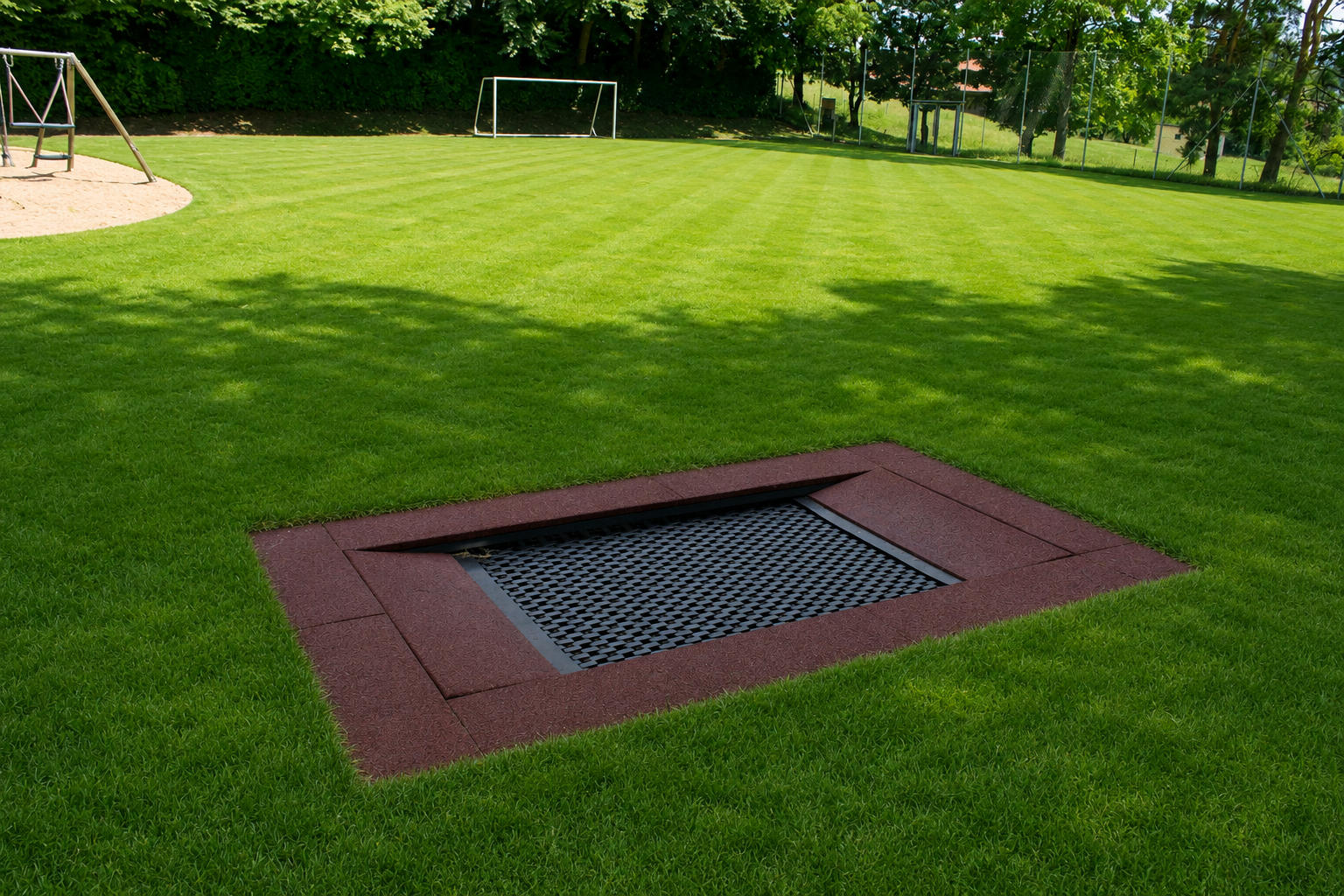 Ob Trampoline, Geräte mit Dreh-Wipp-Mechanik, Karussells, Schaukeln, Klettergeräte oder designorientierte Modelle wie Domizil, Quatrix, Tipi, Traumfänger, Hamsterrad, Kometenschweif oder Achterbahn – jedes Gerät verbindet Spielwert, Qualität und ein eigenständiges Erscheinungsbild.