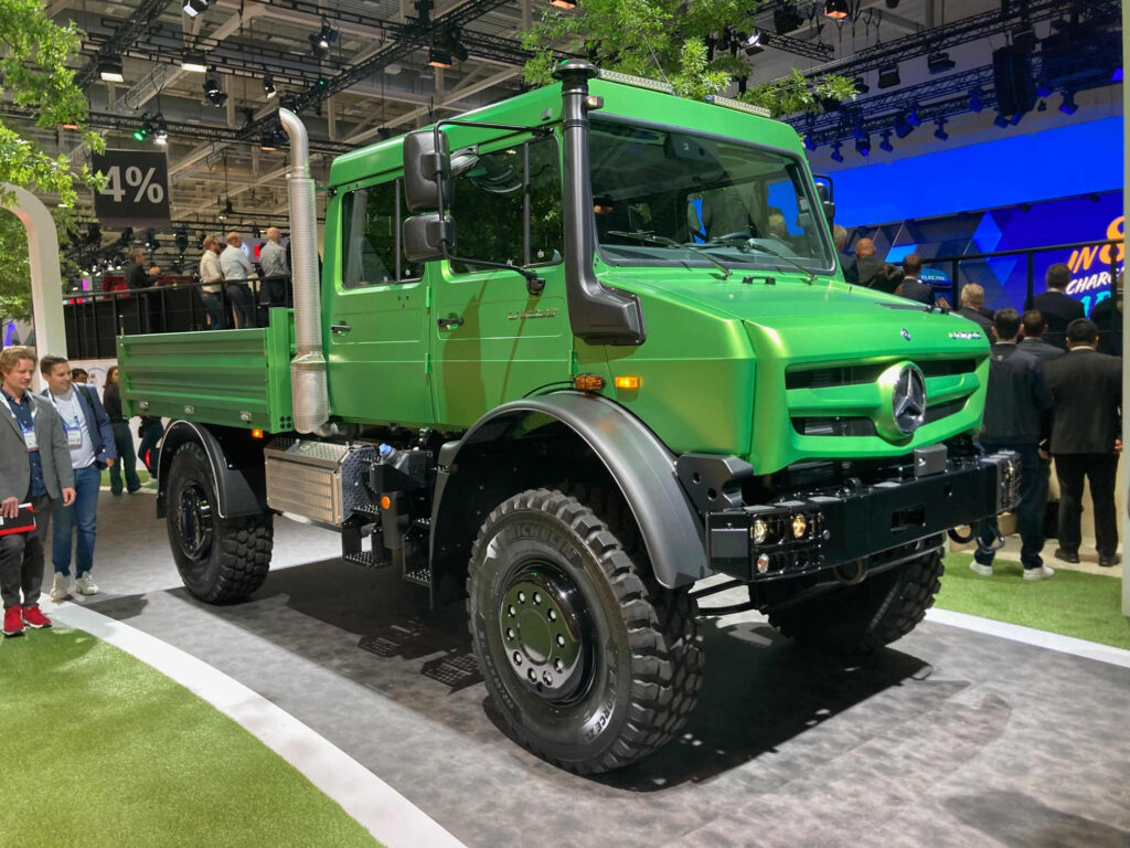Einsatzbereit im extremen Gelände: Der hochgeländegängige Mercedes-Benz Unimog U 5023 mit werksseitiger Doppelkabine bietet in der zweiten Sitzreihe komfortablen Platz für bis zu vier Einsatzkräfte. Das abgebildete Sonderfahrzeug ist mit einem maßgeschneiderten Aufbau von Eggers Fahrzeugbau ausgestattet.