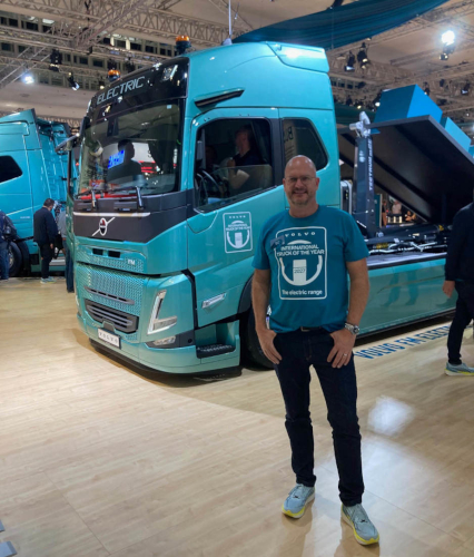 Zukunftsweisende Elektromobilität am Stand von Volvo Trucks: Der batterieelektrische Abrollkipper Volvo FM Electric (6x2-Fahrgestell, drei Achsen) ist für ein zulässiges Gesamtgewicht von 28 Tonnen sowie ein Zuggesamtgewicht von bis zu 44 Tonnen ausgelegt. Die schwere Elektro-Baureihe des Herstellers wurde aktuell auf der IAA Transportation mit dem renommierten Branchenpreis „International Truck of the Year 2027“ prämiert.