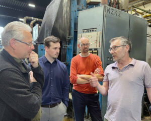 Tauschen sich aus: (von links) Thomas Marotzke (SIHK), Julian Folgner (Enervie), Dr. Konrad Gillmeister (KEDi), Marc Escher (Härtetechnik).