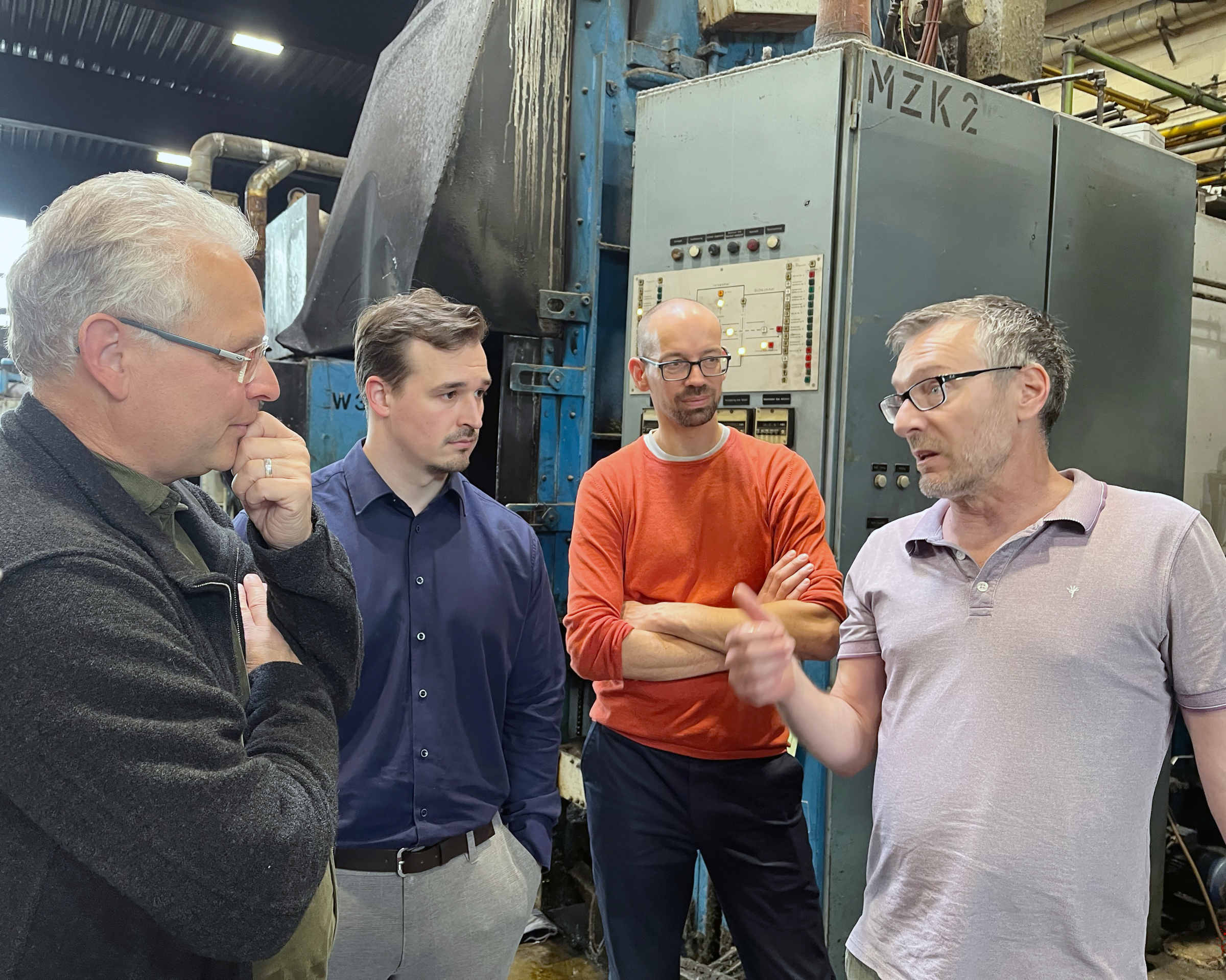 Tauschen sich aus: (von links) Thomas Marotzke (SIHK), Julian Folgner (Enervie), Dr. Konrad Gillmeister (KEDi), Marc Escher (Härtetechnik).