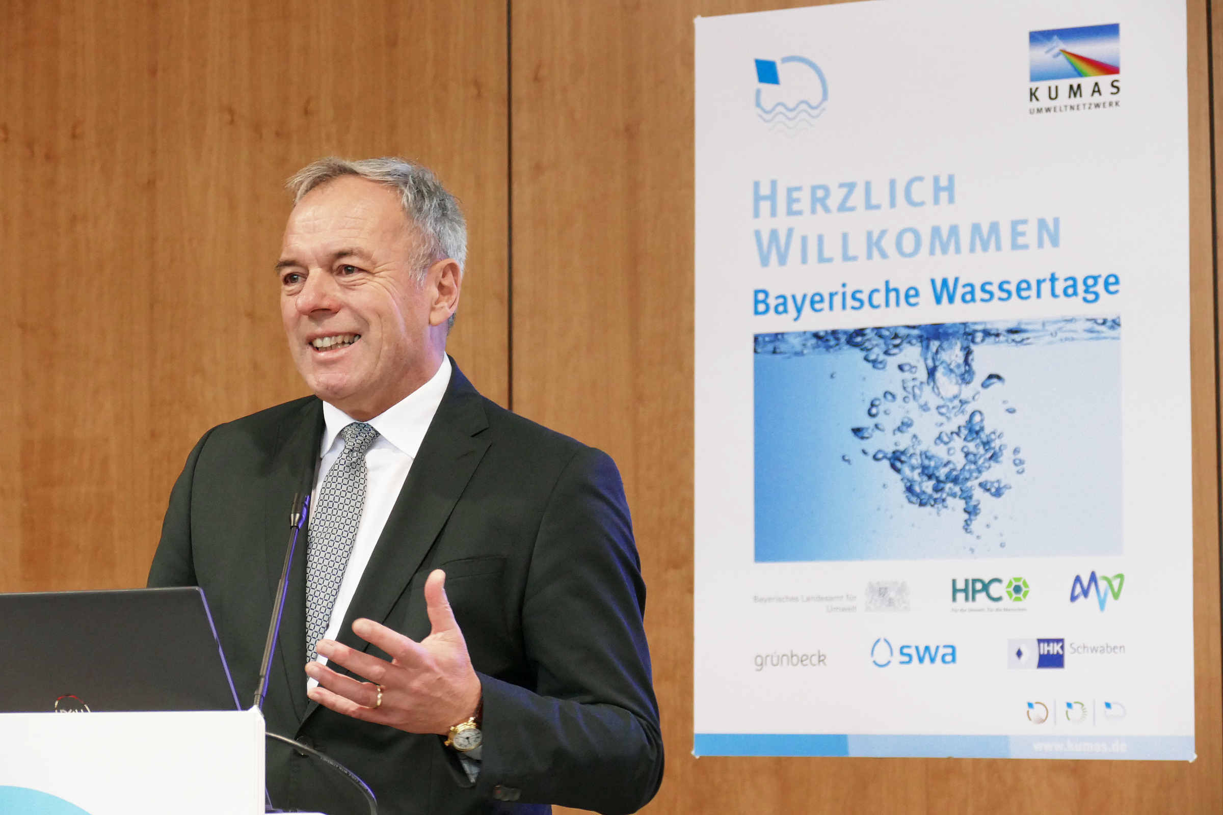 Dieses Jahr eröffnet wieder Ministerialdirektor Dr. Rüdiger Detsch die Bayerischen Wassertage im Bayerischen Landesamt für Umwelt in Augsburg.