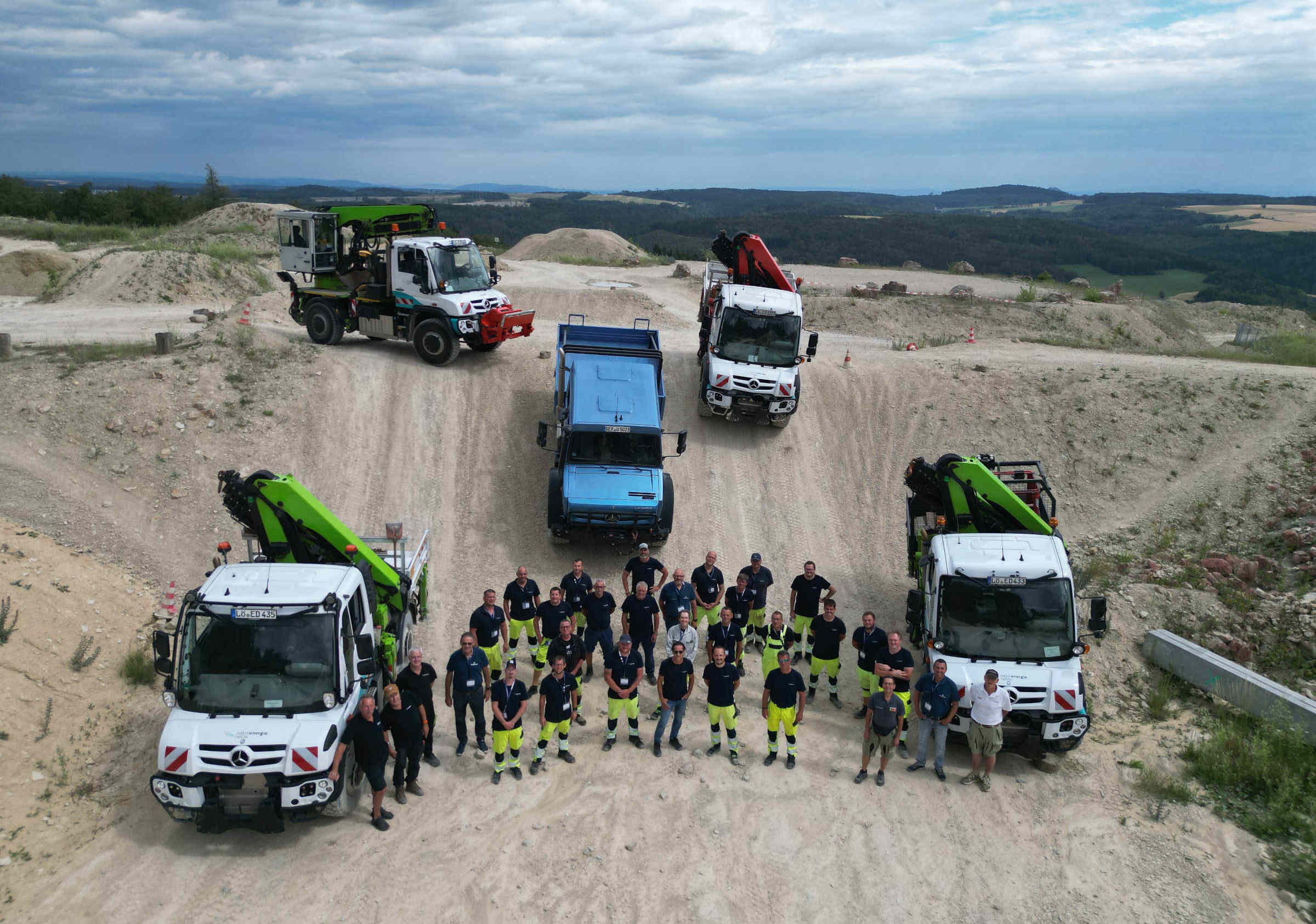 Mitarbeitende der naturenergie netze GmbH absolvierten ein praxisorientiertes Geländetraining im Offroadpark Geisingen, organisiert von der Unimog Generalvertretung Knoblauch GmbH. Dabei wurden der Unimog Geräteträger unter Extrembedingungen erprobt sowie Techniken mit Frontanbauwinden, Kranaufbauten und Schneeketten geschult.