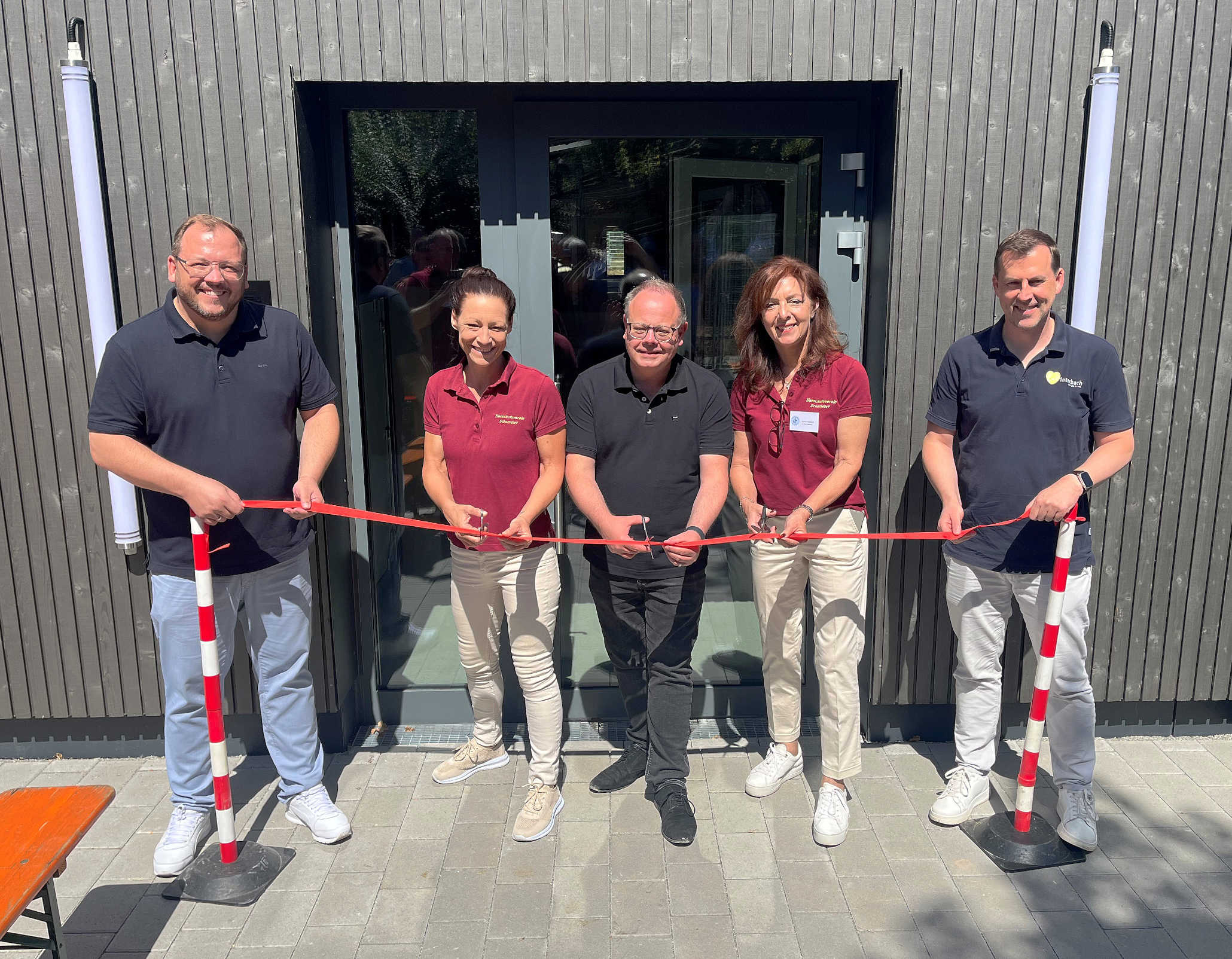 Remshaldens neuer Bürgermeister Kevin Latzel, Tierheimleiterin Manuela Dilger, Oberbürgermeister Bernd Hornikel, Sabine Hermann, Vorsitzende des Tierschutzvereins sowie Winterbachs Bürgermeister Sven Müller eröffnen gemeinsam das neue Gebäude des Tierheims (v.l.n.r.).