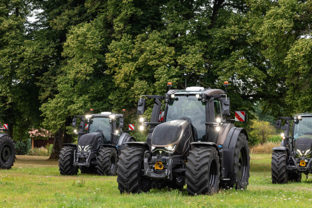Leistungsstarke Flotte für die moderne Landwirtschaft: Mehrere Großtraktoren der Valtra T-Serie präsentieren sich bei einer Produktvorstellung im Grünen. Die Baureihe zeichnet sich besonders durch ihre Vielseitigkeit, das skandinavische Design und die markentypischen, individuellen Konfigurationsmöglichkeiten ab Werk (Unlimited Studio) aus.