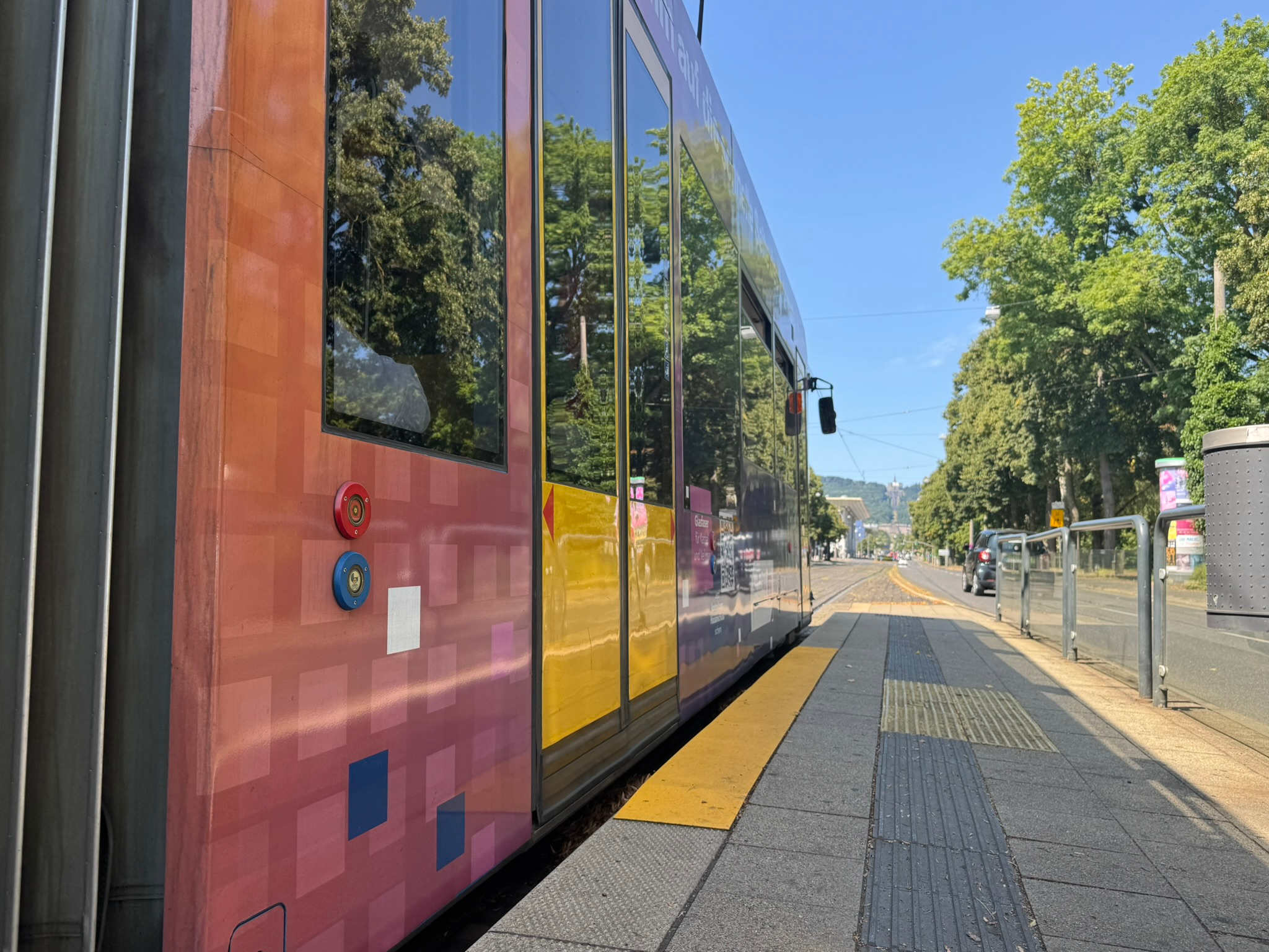 Weniger Umbau, mehr Barrierefreiheit: In Kassel werden bestehende Haltestellen mit modularen GFK-Elementen angepasst.